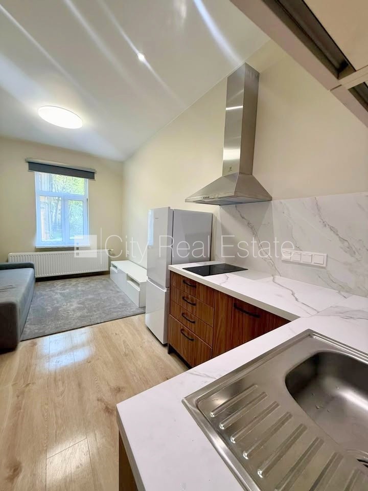 Sludinājumi. Fasādes māja, renovēta māja, slēgts pagalms, vieta automašīnai, ieeja no pagalma, kāpņu telpa pēc Cena: 310 EUR/mēn Foto #2