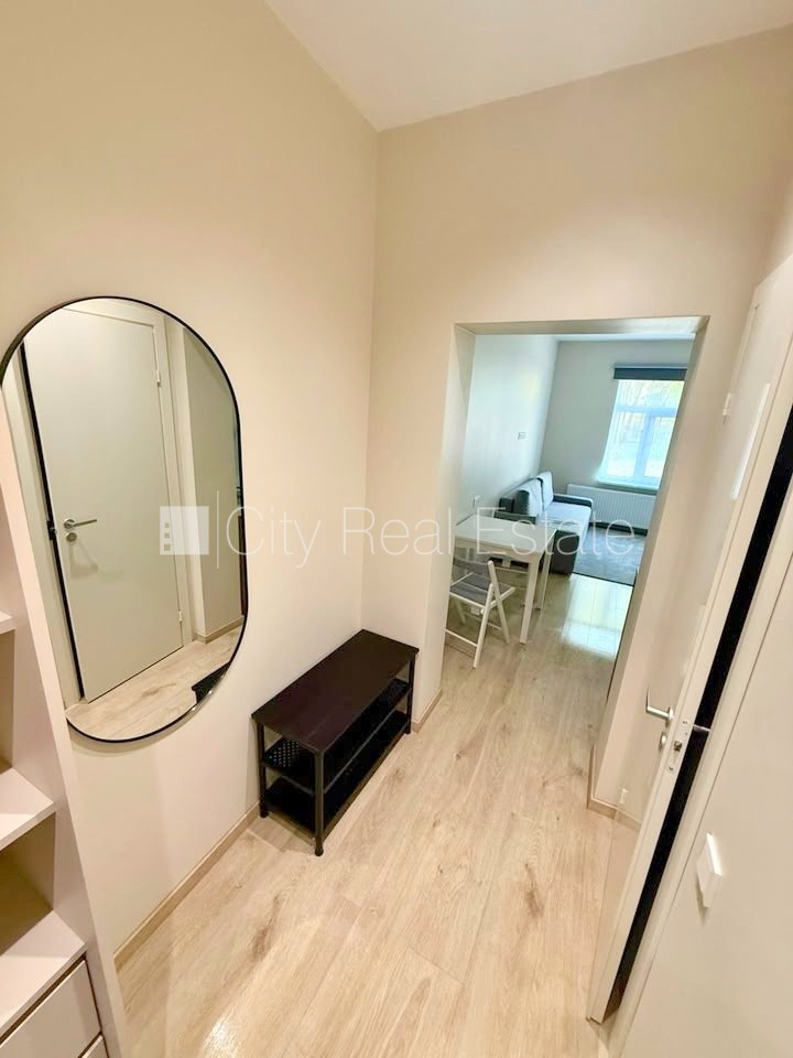 Sludinājumi. Fasādes māja, renovēta māja, slēgts pagalms, vieta automašīnai, ieeja no pagalma, kāpņu telpa pēc Cena: 310 EUR/mēn Foto #7