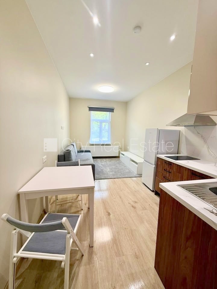 Sludinājumi. Fasādes māja, renovēta māja, slēgts pagalms, vieta automašīnai, ieeja no pagalma, kāpņu telpa pēc Cena: 310 EUR/mēn Foto #1