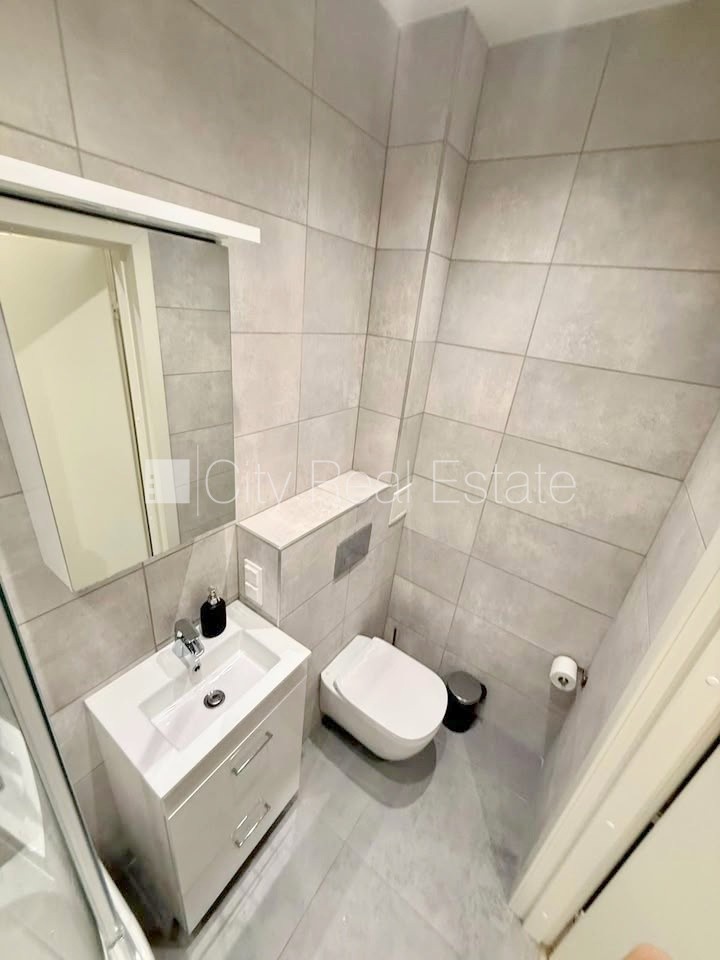Sludinājumi. Fasādes māja, renovēta māja, slēgts pagalms, vieta automašīnai, ieeja no pagalma, kāpņu telpa pēc Cena: 310 EUR/mēn Foto #9