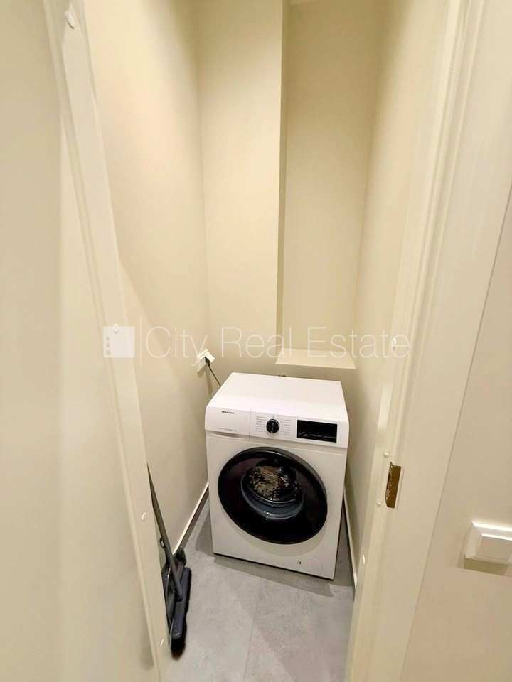 Sludinājumi. Fasādes māja, renovēta māja, slēgts pagalms, vieta automašīnai, ieeja no pagalma, kāpņu telpa pēc Cena: 310 EUR/mēn Foto #8