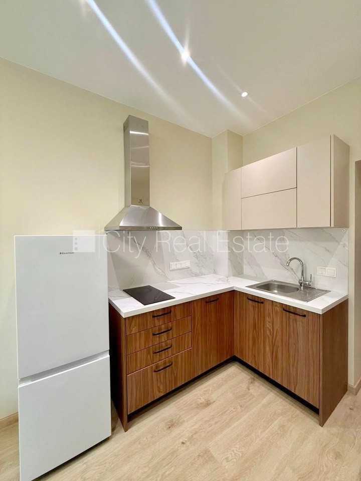 Sludinājumi. Fasādes māja, renovēta māja, slēgts pagalms, vieta automašīnai, ieeja no pagalma, kāpņu telpa pēc Cena: 310 EUR/mēn Foto #3