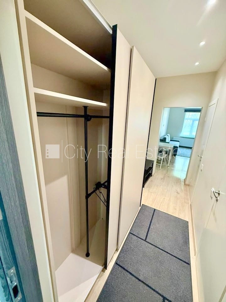 Sludinājumi. Fasādes māja, renovēta māja, slēgts pagalms, vieta automašīnai, ieeja no pagalma, kāpņu telpa pēc Cena: 310 EUR/mēn Foto #5