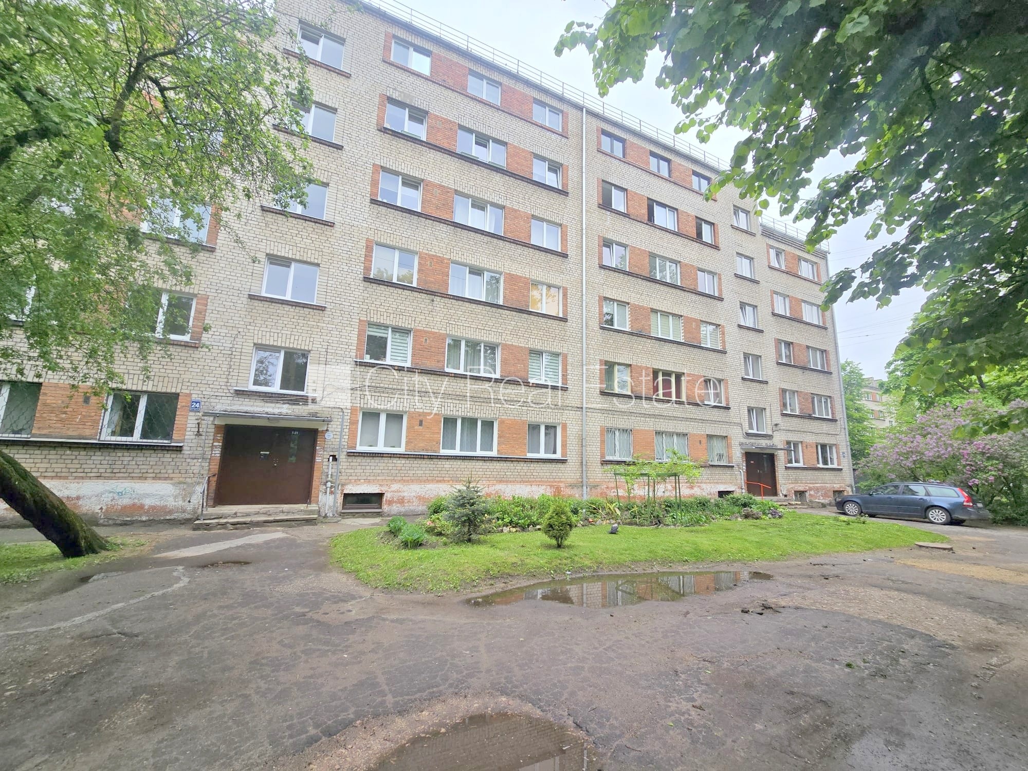 Sludinājumi. Pagalma ēka, kāpņu telpa pēc kosmētiskā remonta, logi vērsti uz pagalma pusi, plašs skats no loga, Cena: 380 EUR/mēn Foto #25