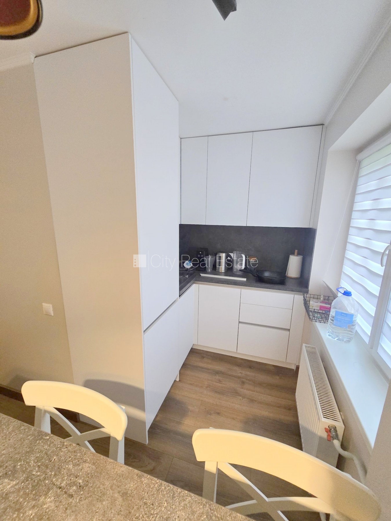 Sludinājumi. Pagalma ēka, kāpņu telpa pēc kosmētiskā remonta, logi vērsti uz pagalma pusi, plašs skats no loga, Cena: 380 EUR/mēn Foto #16