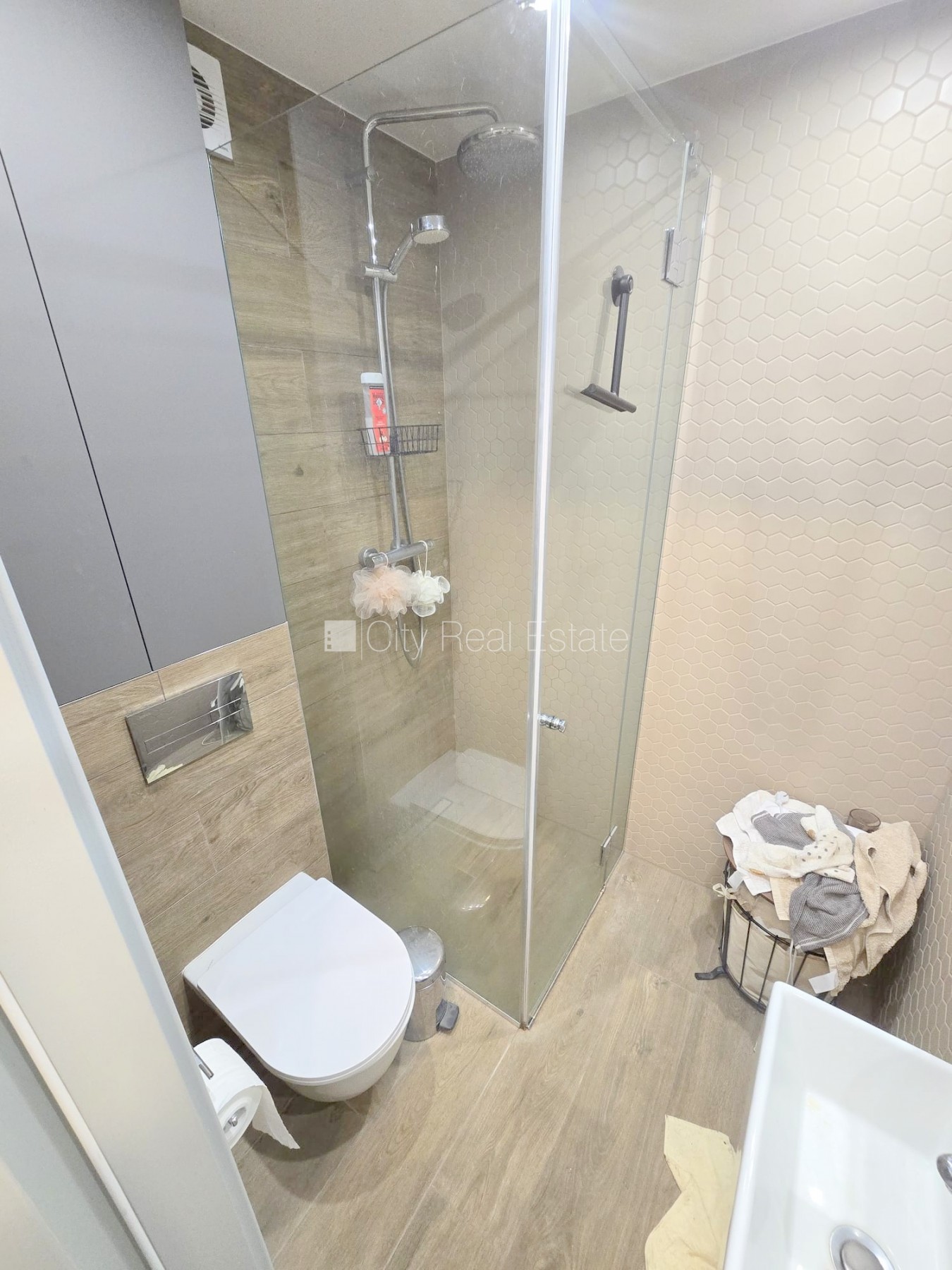 Sludinājumi. Pagalma ēka, kāpņu telpa pēc kosmētiskā remonta, logi vērsti uz pagalma pusi, plašs skats no loga, Cena: 380 EUR/mēn Foto #20