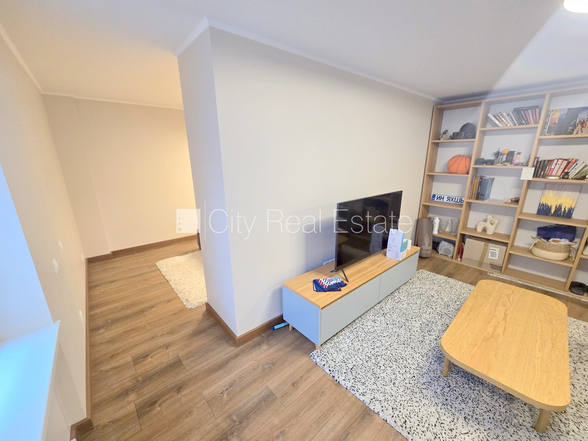 Sludinājumi. Pagalma ēka, kāpņu telpa pēc kosmētiskā remonta, logi vērsti uz pagalma pusi, plašs skats no loga, Cena: 380 EUR/mēn Foto #7