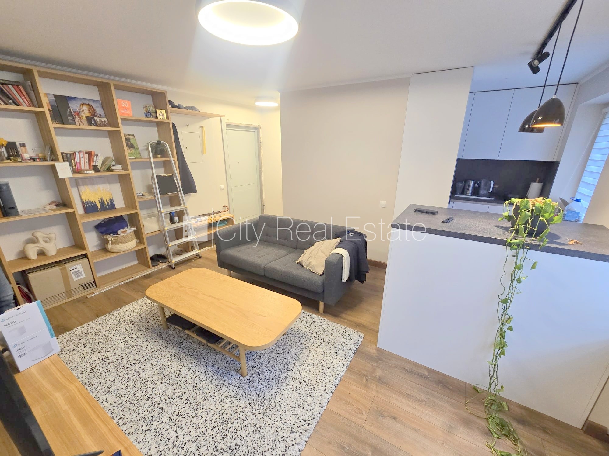 Sludinājumi. Pagalma ēka, kāpņu telpa pēc kosmētiskā remonta, logi vērsti uz pagalma pusi, plašs skats no loga, Cena: 380 EUR/mēn Foto #5