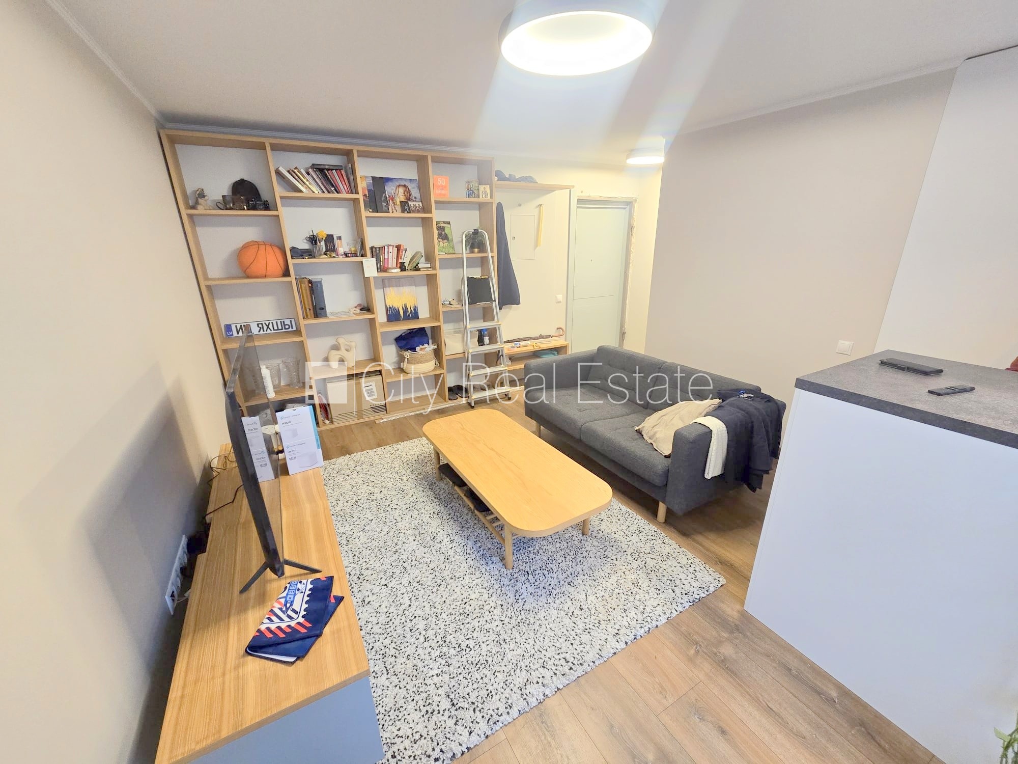 Sludinājumi. Pagalma ēka, kāpņu telpa pēc kosmētiskā remonta, logi vērsti uz pagalma pusi, plašs skats no loga, Cena: 380 EUR/mēn Foto #6