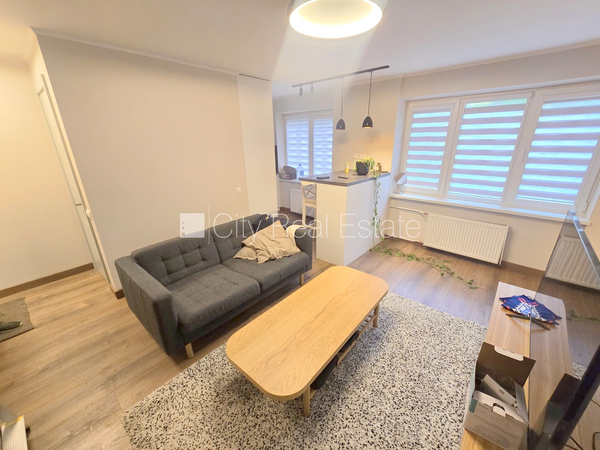 Sludinājumi. Pagalma ēka, kāpņu telpa pēc kosmētiskā remonta, logi vērsti uz pagalma pusi, plašs skats no loga, Cena: 380 EUR/mēn Foto #3
