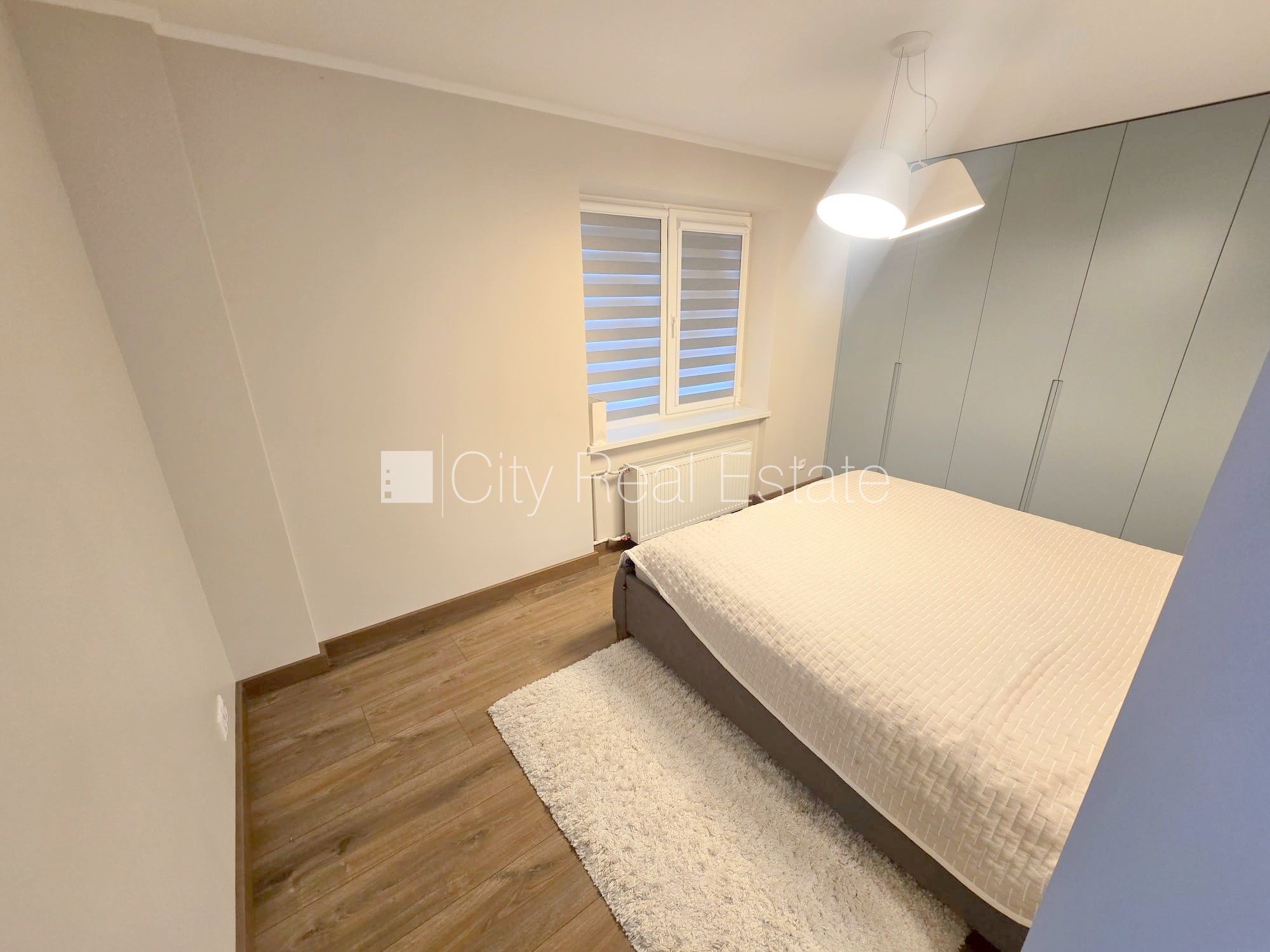 Sludinājumi. Pagalma ēka, kāpņu telpa pēc kosmētiskā remonta, logi vērsti uz pagalma pusi, plašs skats no loga, Cena: 380 EUR/mēn Foto #9