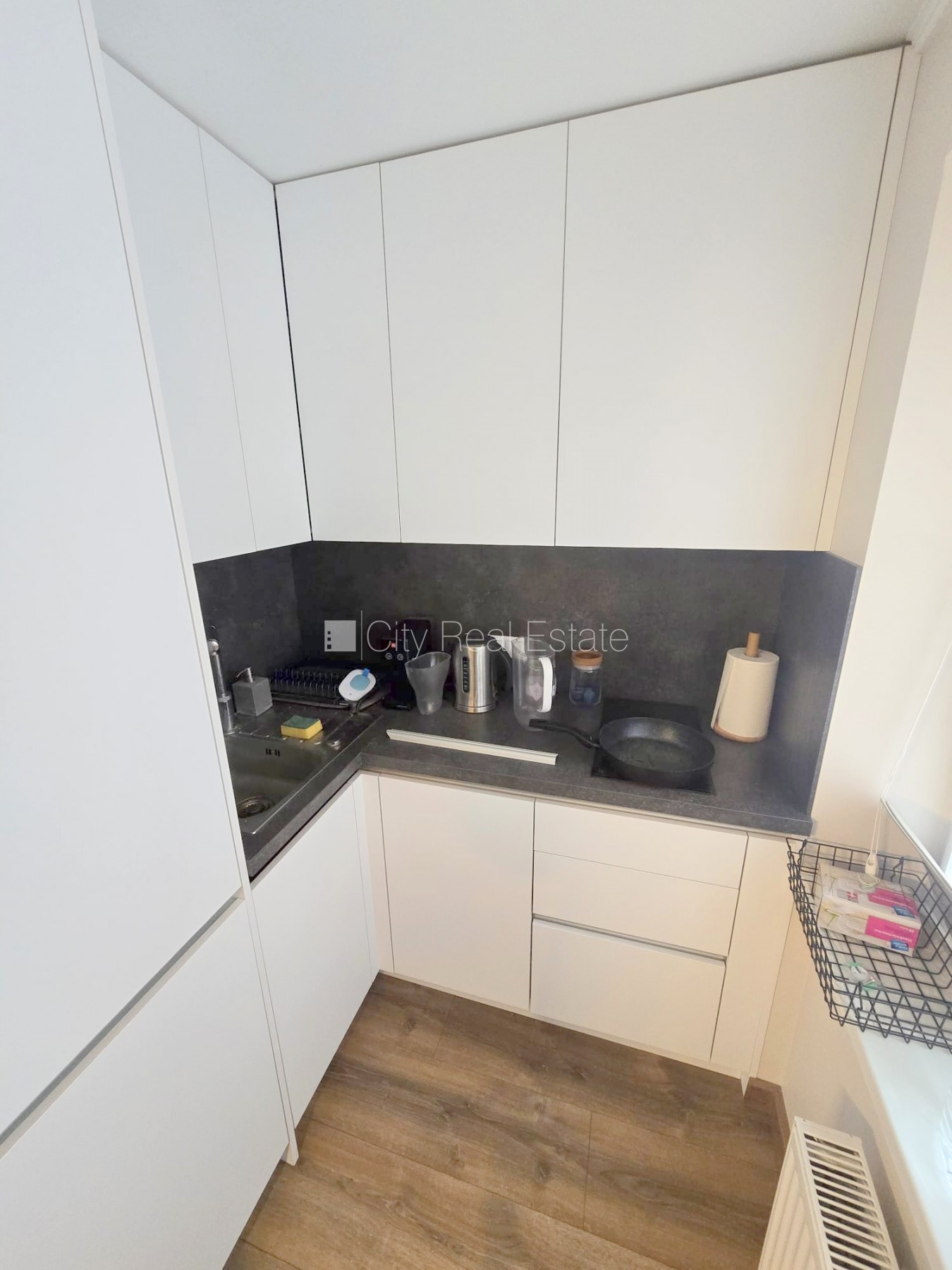 Sludinājumi. Pagalma ēka, kāpņu telpa pēc kosmētiskā remonta, logi vērsti uz pagalma pusi, plašs skats no loga, Cena: 380 EUR/mēn Foto #17