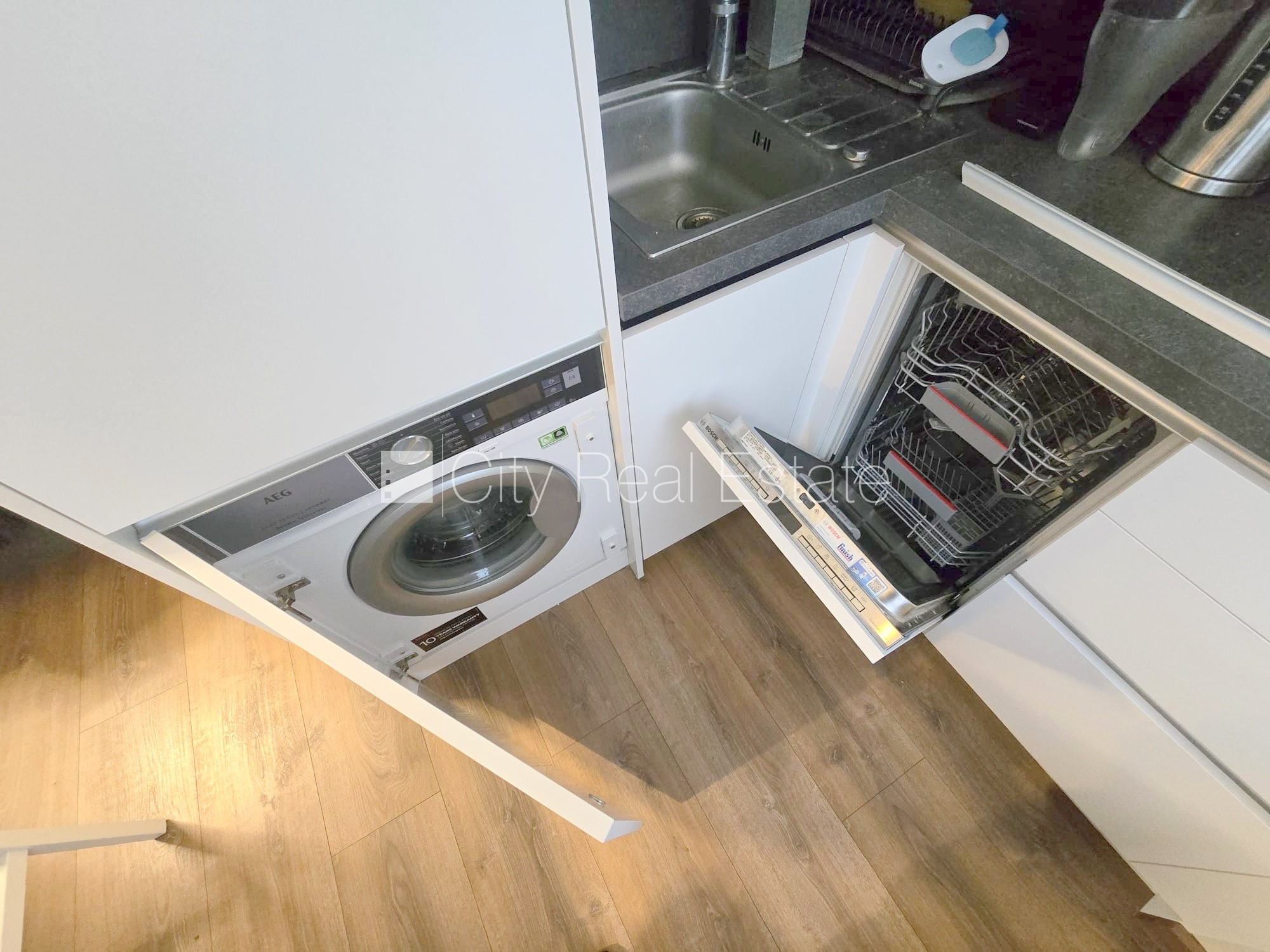 Sludinājumi. Pagalma ēka, kāpņu telpa pēc kosmētiskā remonta, logi vērsti uz pagalma pusi, plašs skats no loga, Cena: 380 EUR/mēn Foto #18