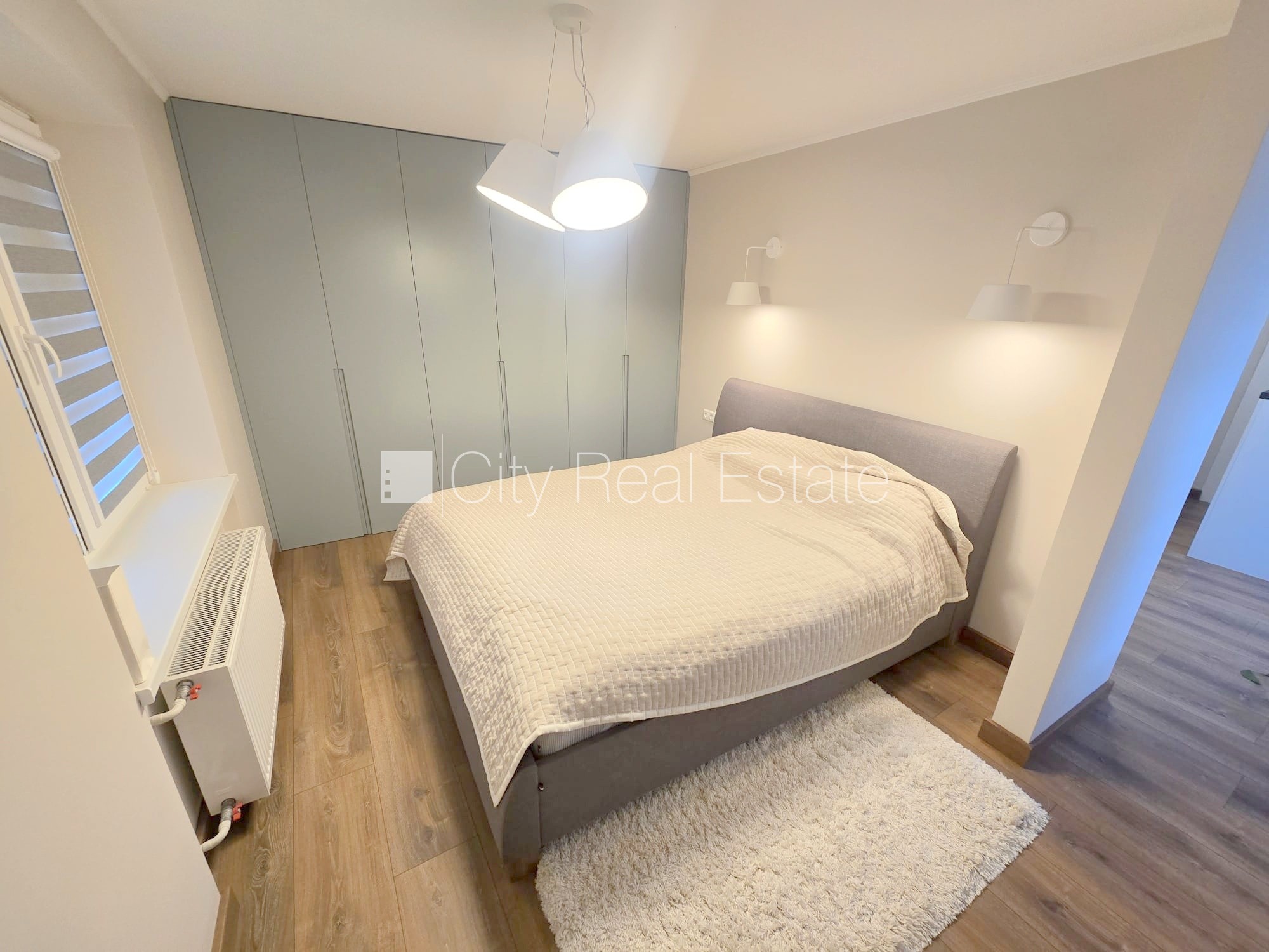 Sludinājumi. Pagalma ēka, kāpņu telpa pēc kosmētiskā remonta, logi vērsti uz pagalma pusi, plašs skats no loga, Cena: 380 EUR/mēn Foto #10