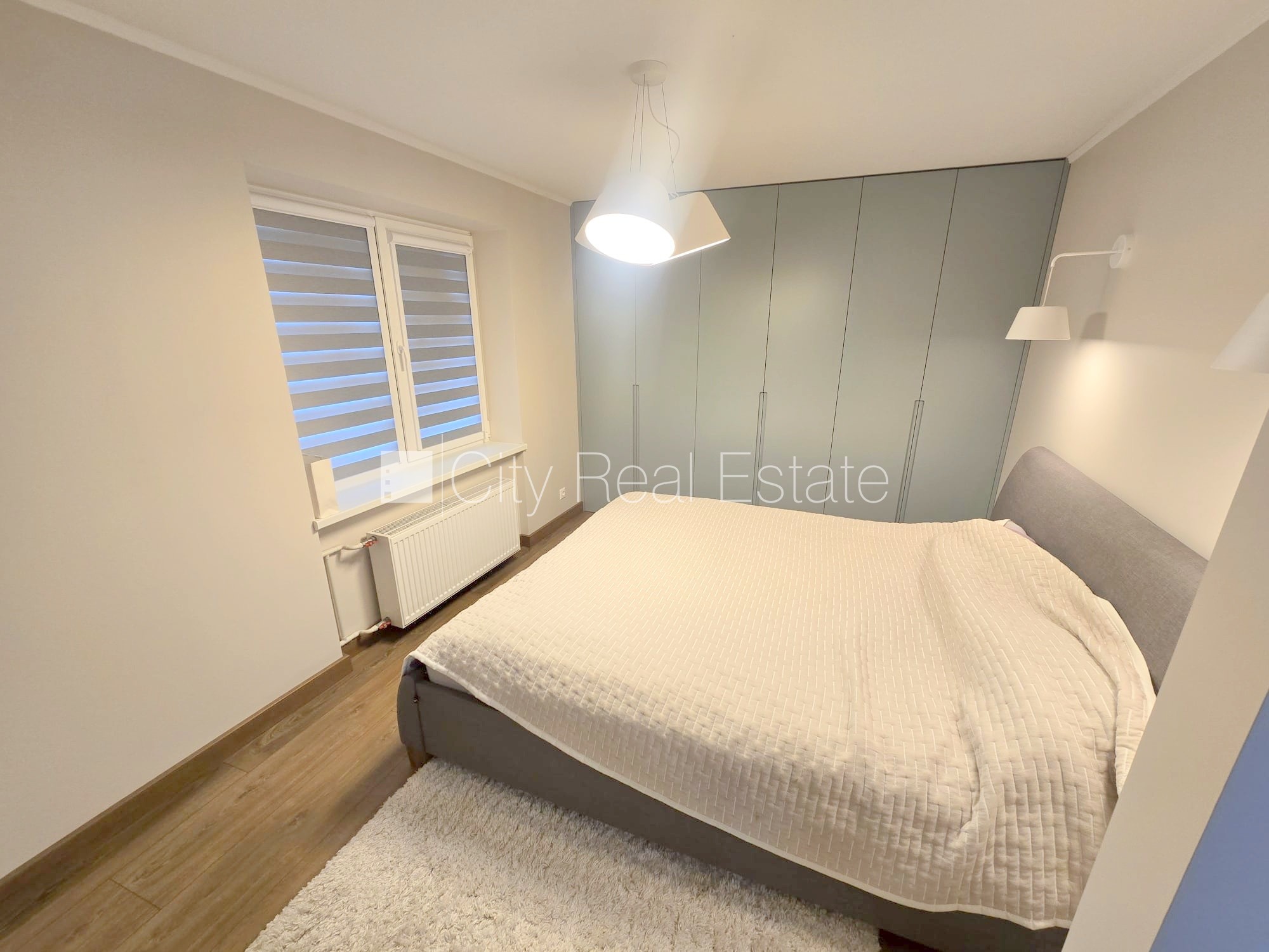 Sludinājumi. Pagalma ēka, kāpņu telpa pēc kosmētiskā remonta, logi vērsti uz pagalma pusi, plašs skats no loga, Cena: 380 EUR/mēn Foto #11