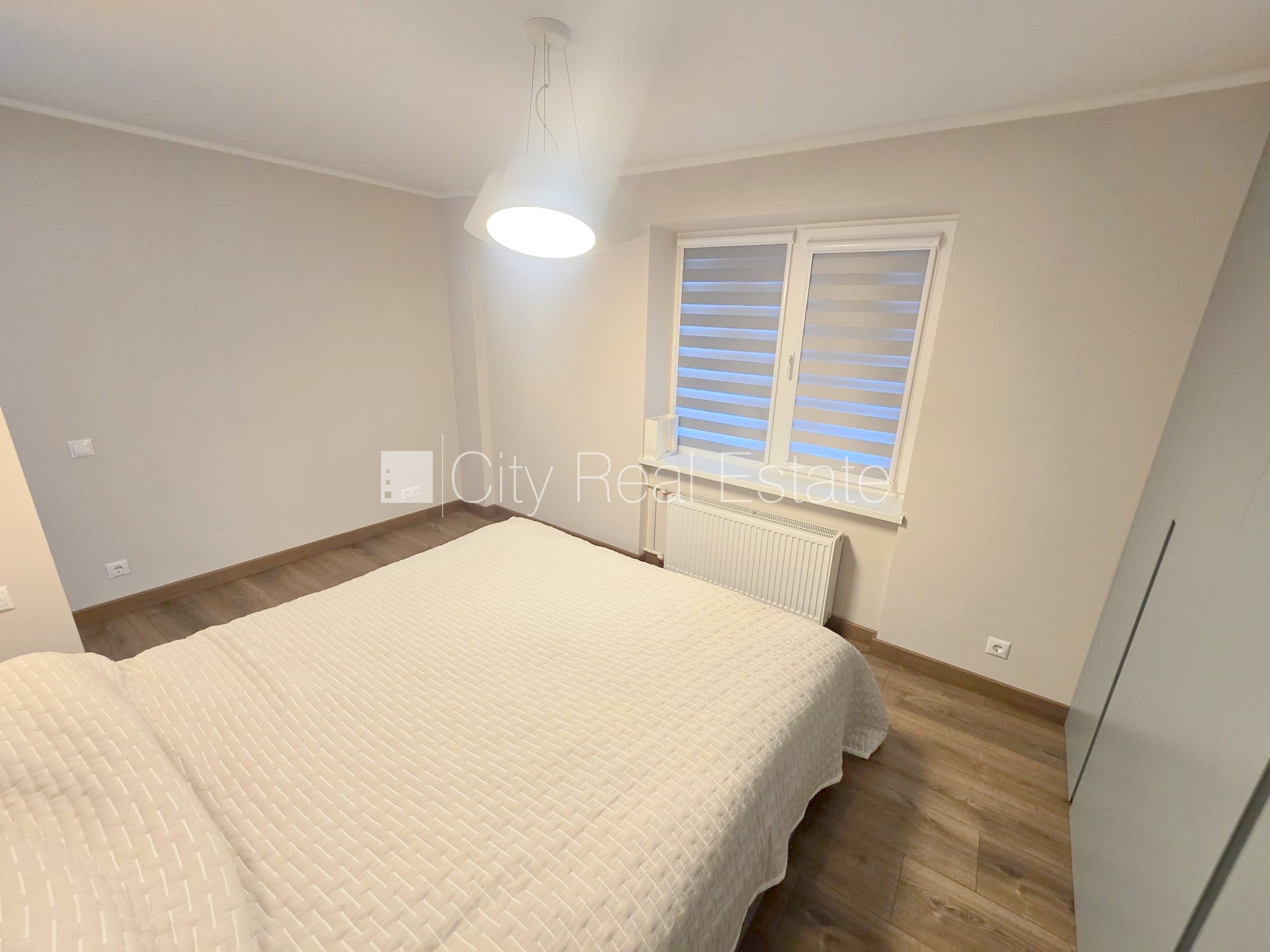 Sludinājumi. Pagalma ēka, kāpņu telpa pēc kosmētiskā remonta, logi vērsti uz pagalma pusi, plašs skats no loga, Cena: 380 EUR/mēn Foto #12