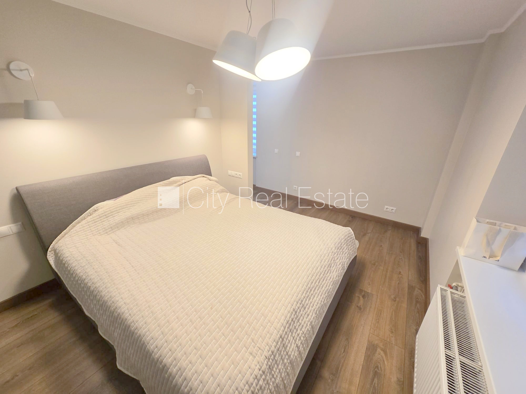 Sludinājumi. Pagalma ēka, kāpņu telpa pēc kosmētiskā remonta, logi vērsti uz pagalma pusi, plašs skats no loga, Cena: 380 EUR/mēn Foto #13