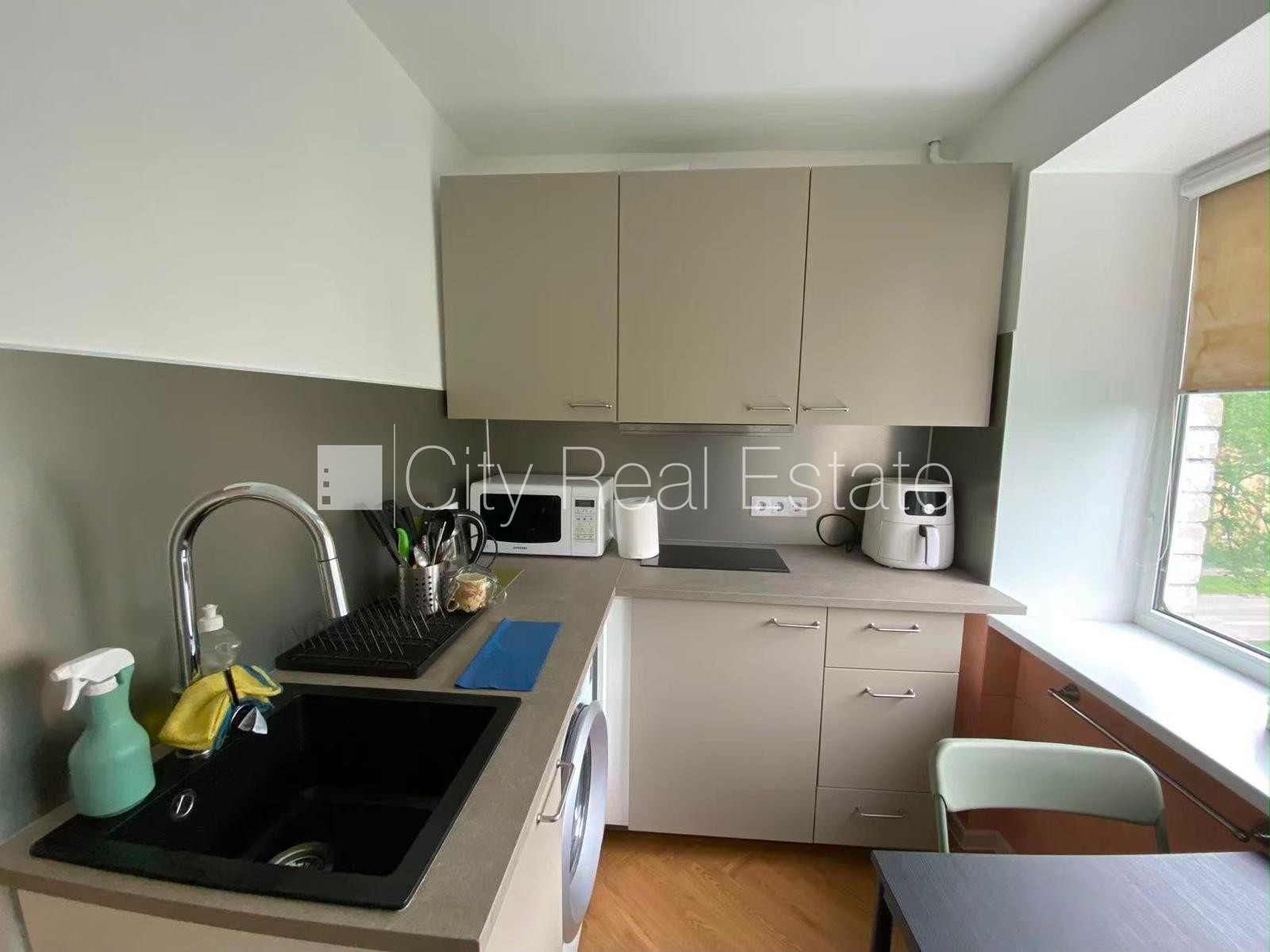 Sludinājumi. Pagalma māja, labiekārtota apzaļumota teritorija, bezmaksas stāvvieta pagalmā, viena istaba Cena: 360 EUR/mēn Foto #3