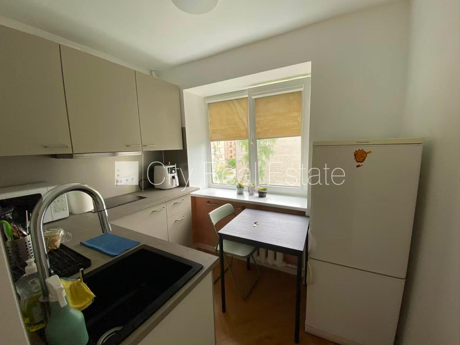 Sludinājumi. Pagalma māja, labiekārtota apzaļumota teritorija, bezmaksas stāvvieta pagalmā, viena istaba Cena: 360 EUR/mēn Foto #4