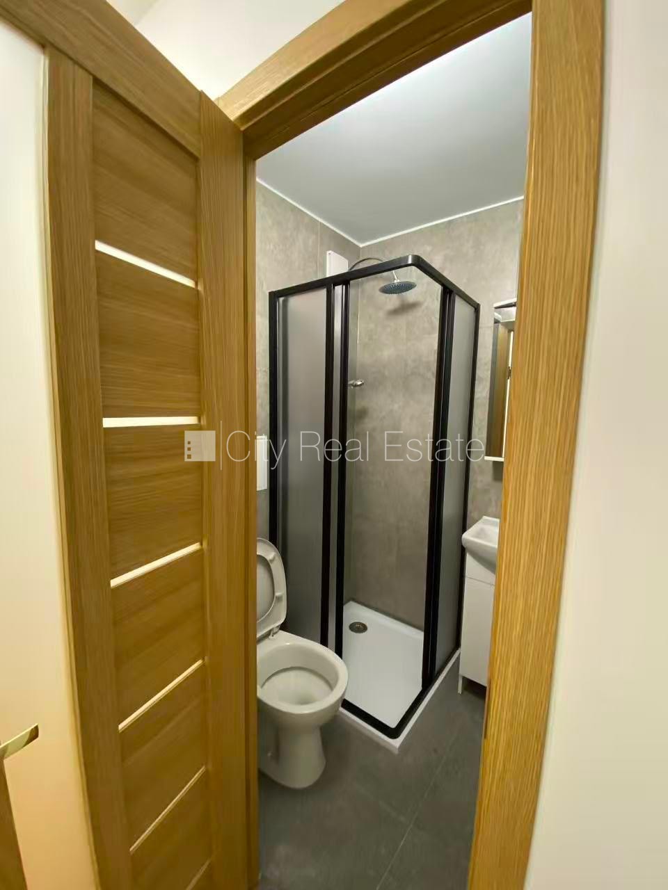 Sludinājumi. Pagalma māja, labiekārtota apzaļumota teritorija, bezmaksas stāvvieta pagalmā, viena istaba Cena: 360 EUR/mēn Foto #9