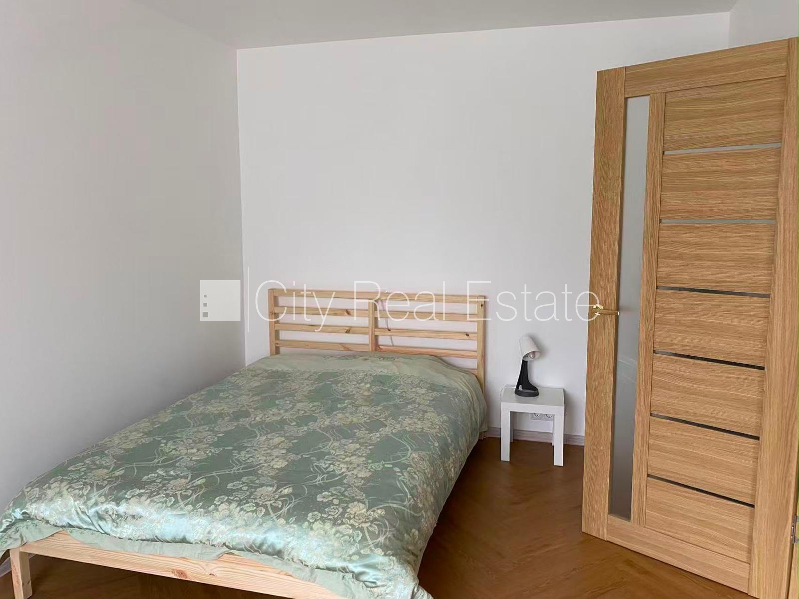 Sludinājumi. Pagalma māja, labiekārtota apzaļumota teritorija, bezmaksas stāvvieta pagalmā, viena istaba Cena: 360 EUR/mēn Foto #1
