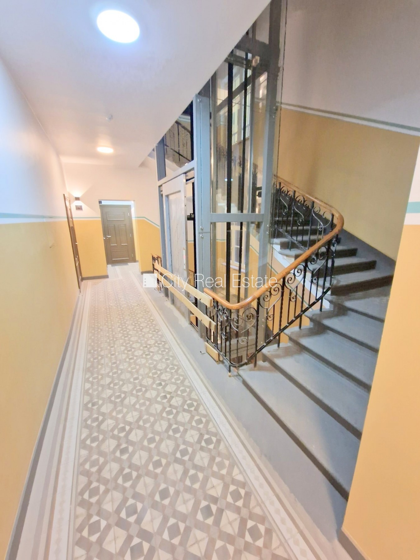 Sludinājumi. Fasādes māja, renovēta māja, slēgts pagalms, ieeja no ielas un pagalma, ir lifts, kāpņu telpa pēc Cena: 280 EUR/mēn Foto #23