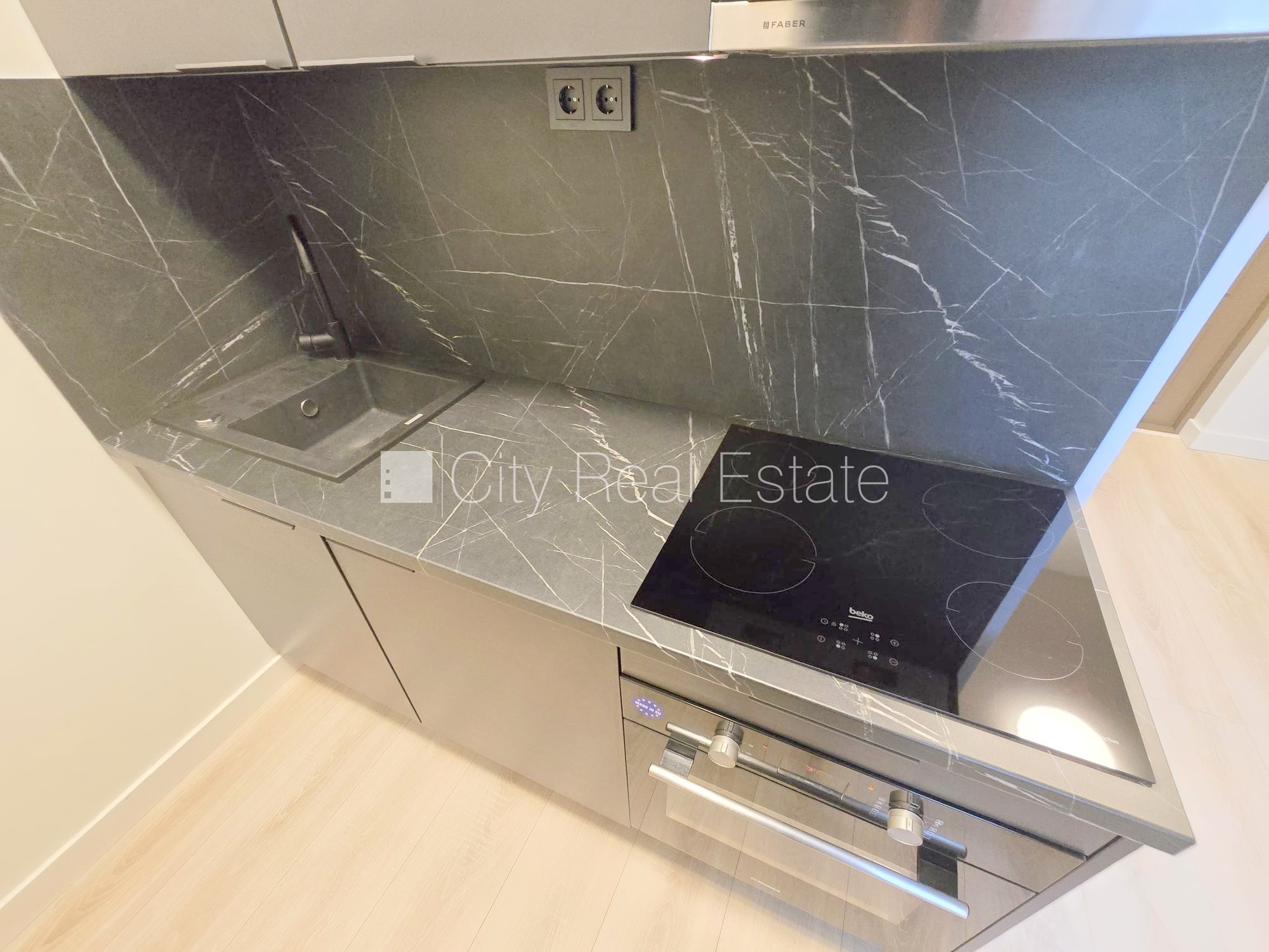 Sludinājumi. Fasādes māja, renovēta māja, slēgts pagalms, ieeja no ielas un pagalma, ir lifts, kāpņu telpa pēc Cena: 280 EUR/mēn Foto #7