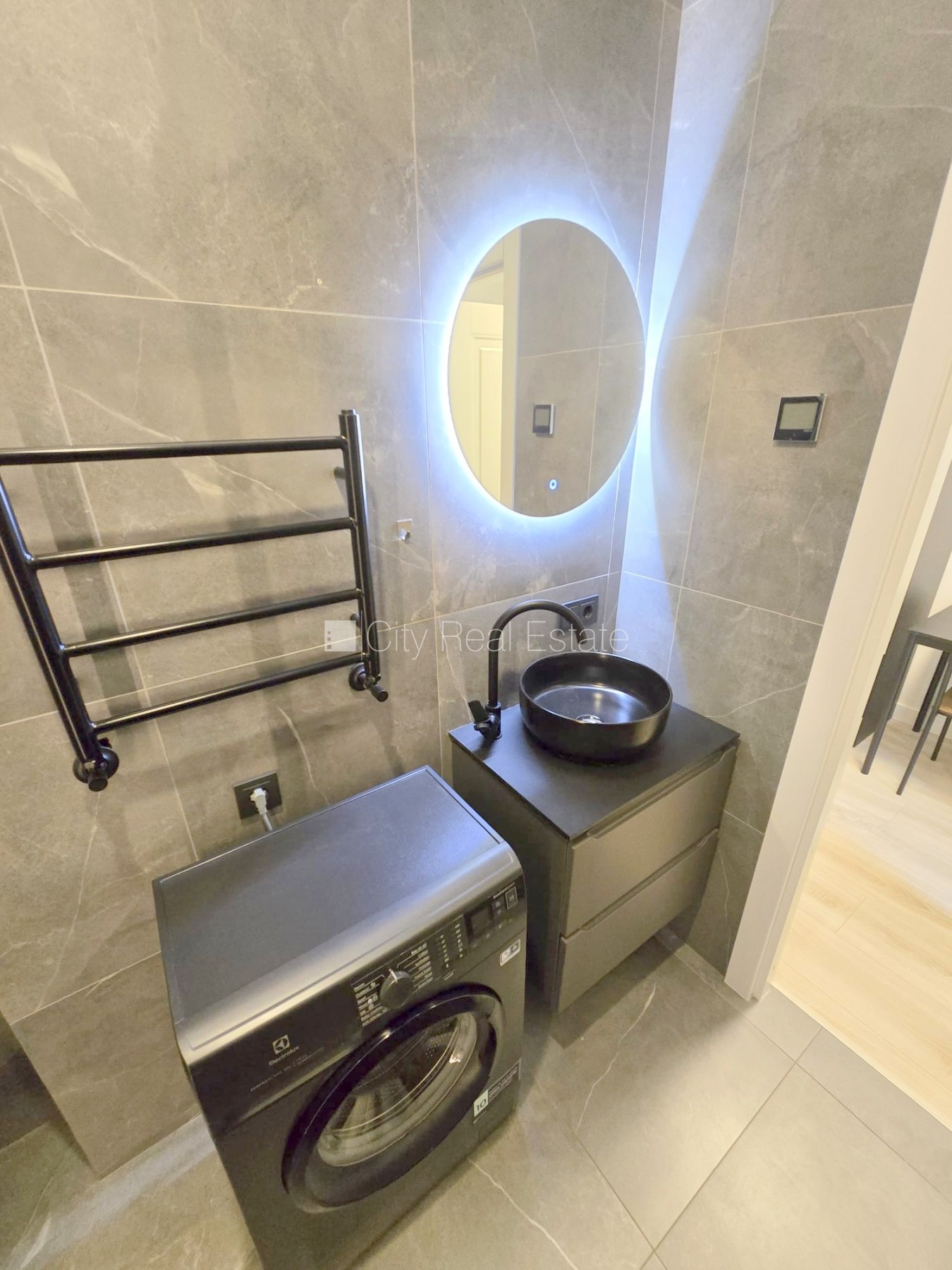 Sludinājumi. Fasādes māja, renovēta māja, slēgts pagalms, ieeja no ielas un pagalma, ir lifts, kāpņu telpa pēc Cena: 280 EUR/mēn Foto #14