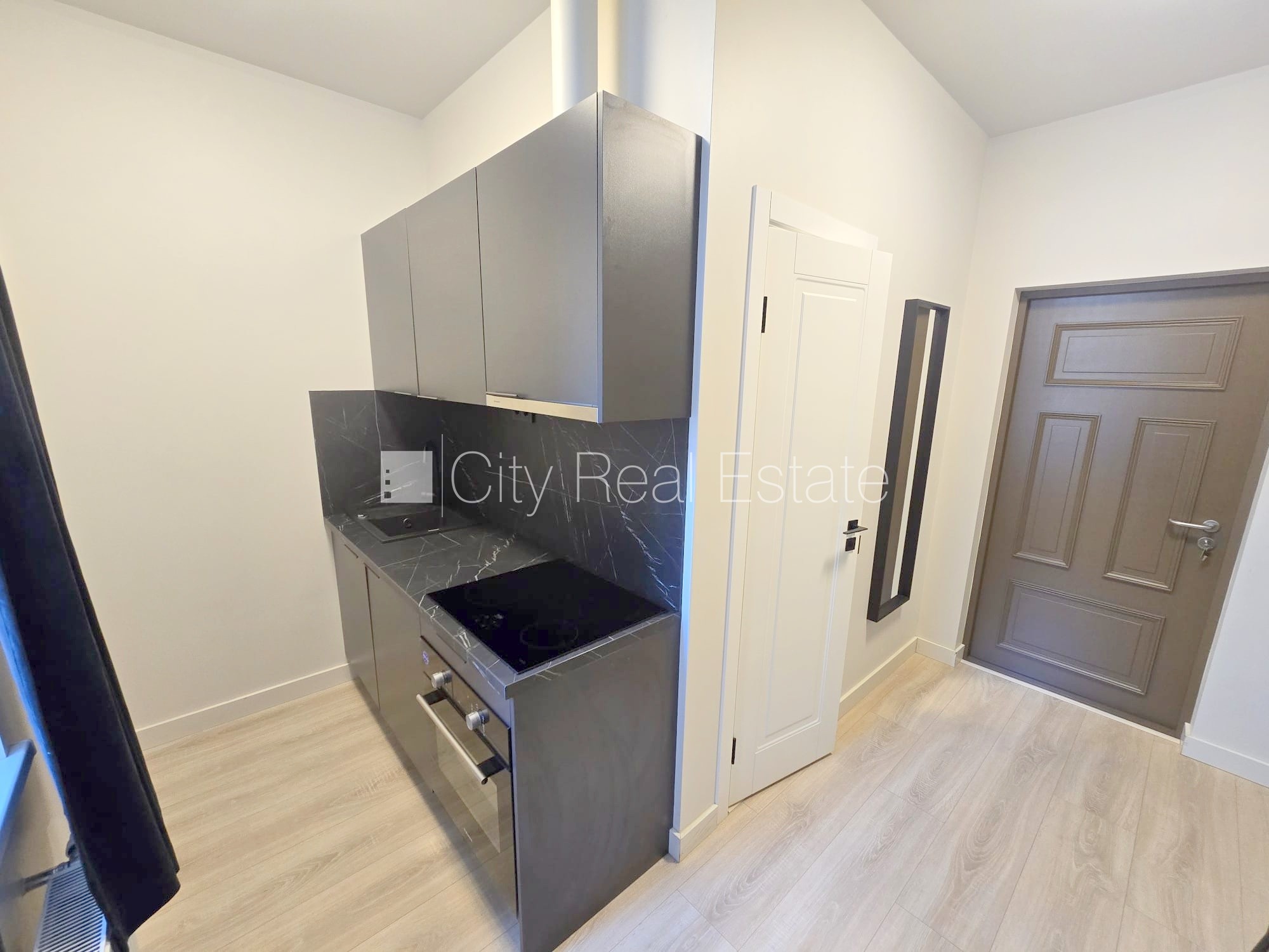 Sludinājumi. Fasādes māja, renovēta māja, slēgts pagalms, ieeja no ielas un pagalma, ir lifts, kāpņu telpa pēc Cena: 280 EUR/mēn Foto #3
