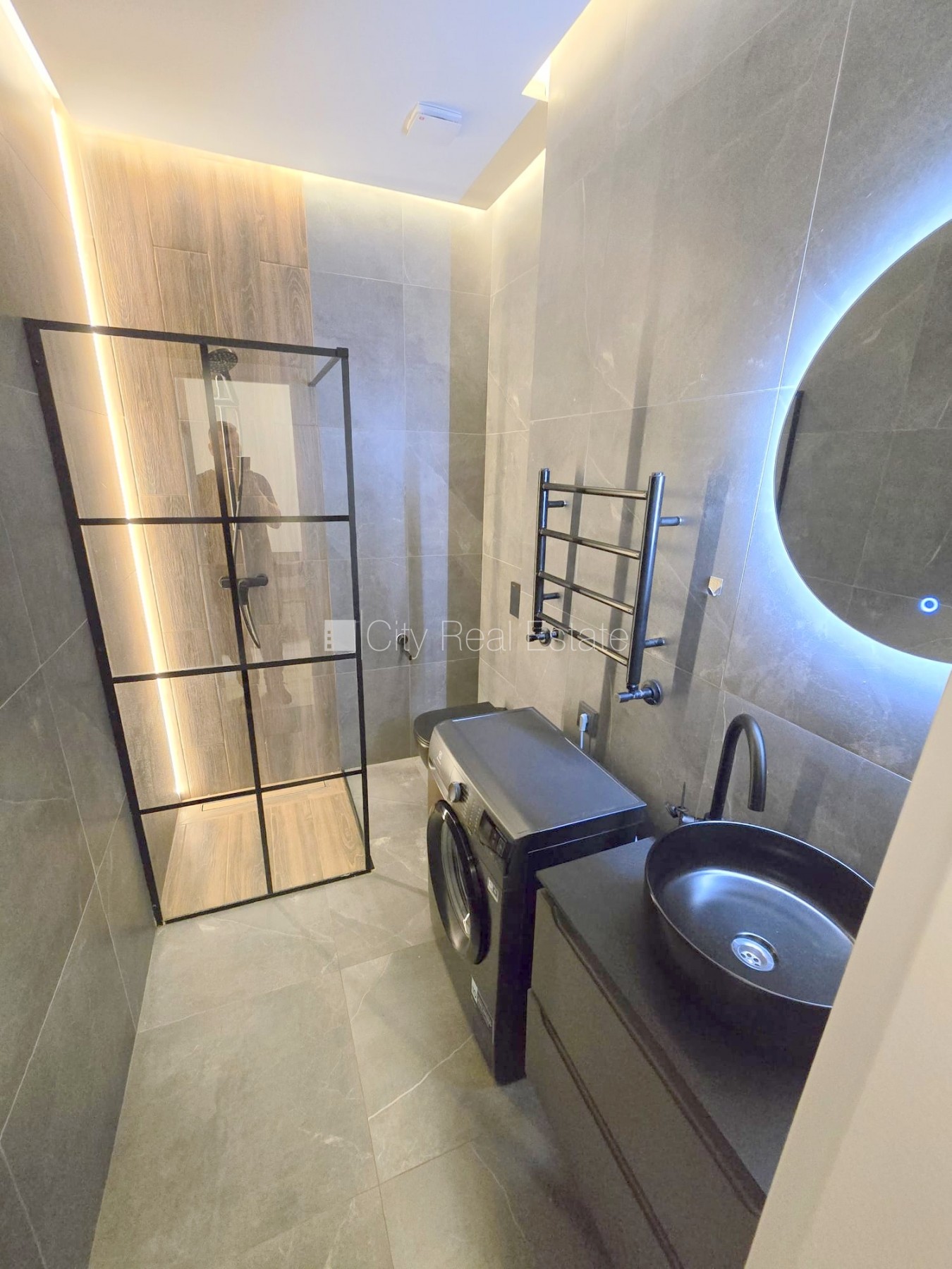 Sludinājumi. Fasādes māja, renovēta māja, slēgts pagalms, ieeja no ielas un pagalma, ir lifts, kāpņu telpa pēc Cena: 280 EUR/mēn Foto #13