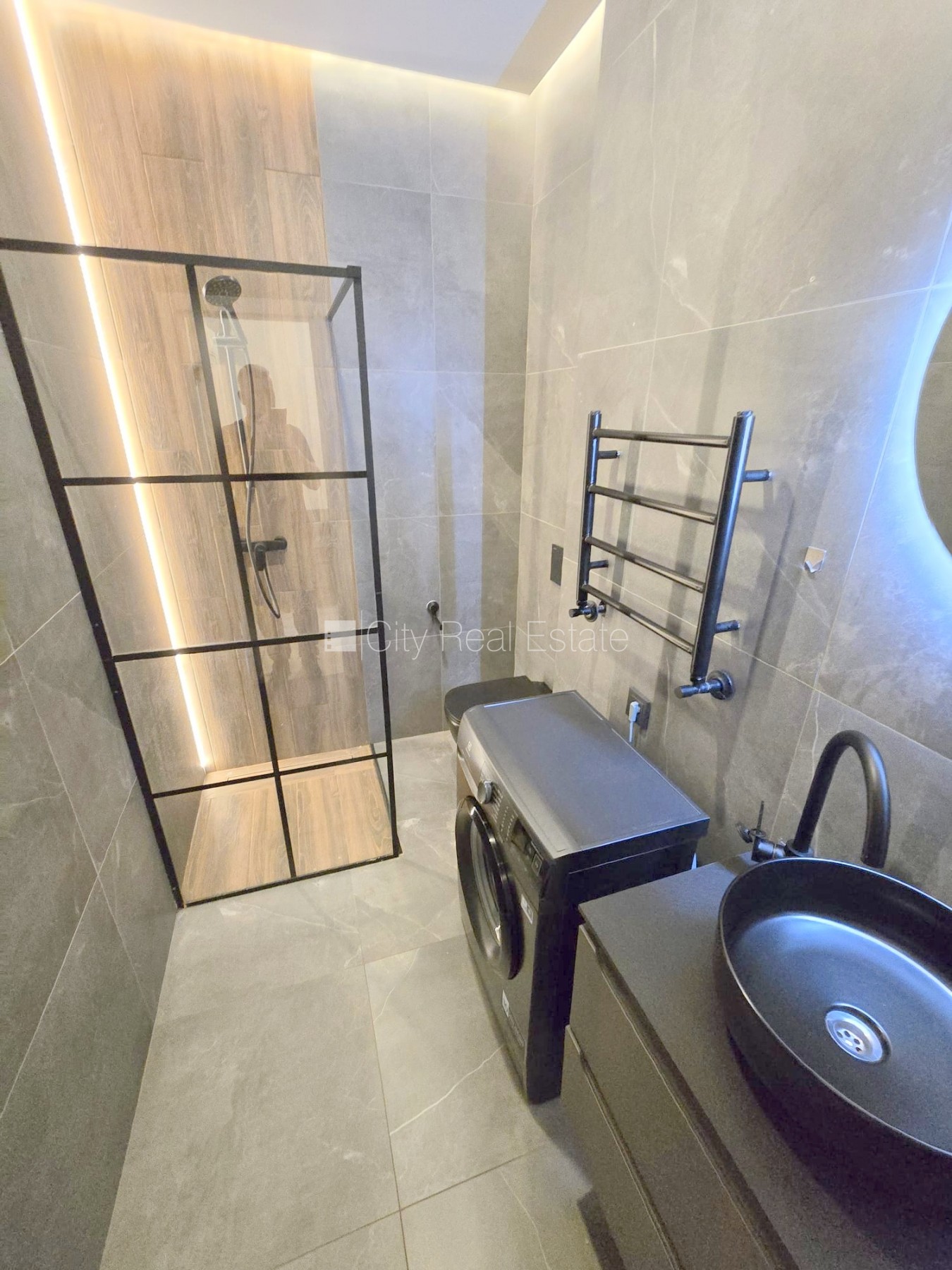 Sludinājumi. Fasādes māja, renovēta māja, slēgts pagalms, ieeja no ielas un pagalma, ir lifts, kāpņu telpa pēc Cena: 280 EUR/mēn Foto #15