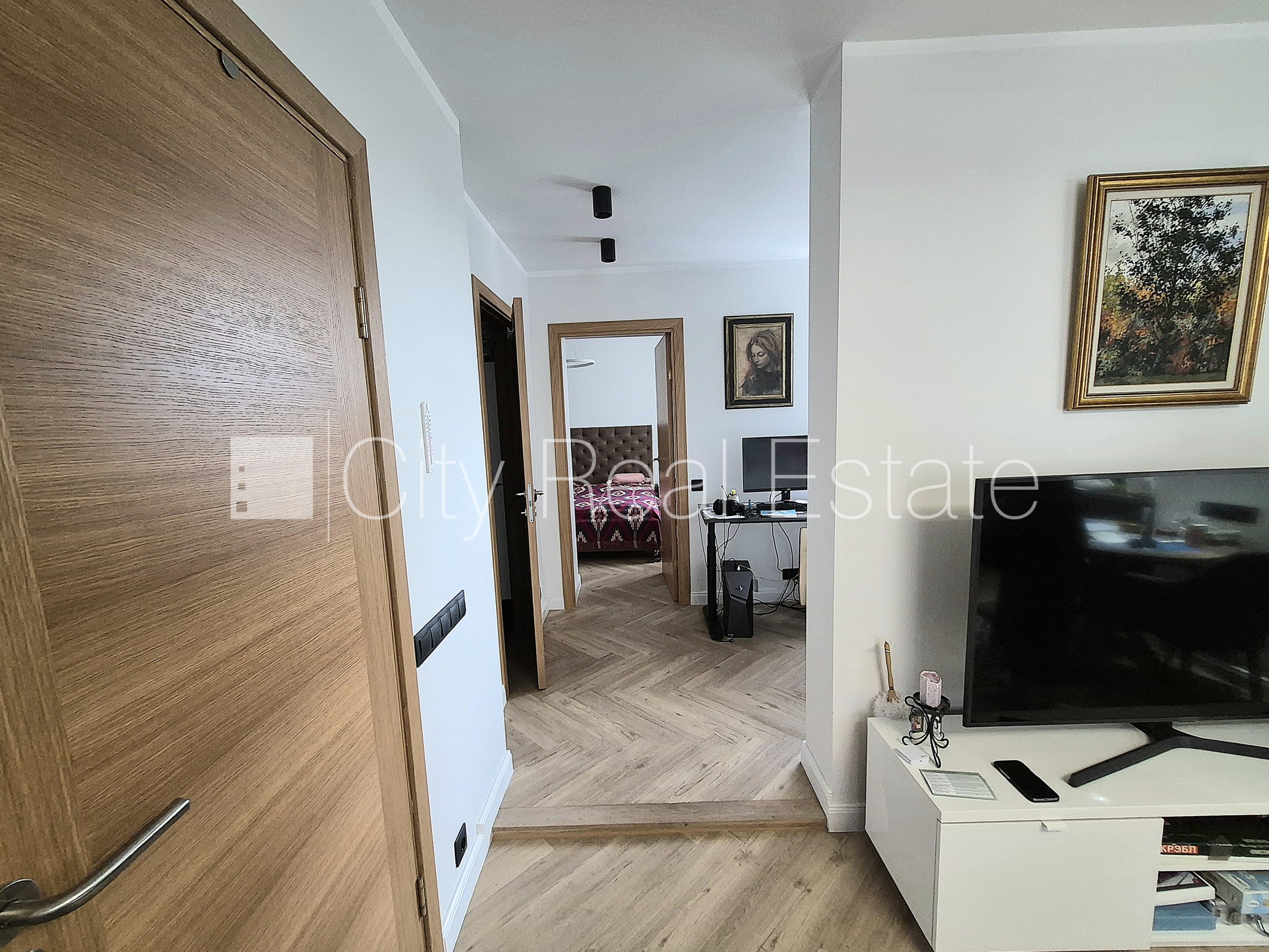 Sludinājumi. Pagalma ēka, vieta automašīnai, ieeja no pagalma, kāpņu telpa pēc kosmētiskā remonta, studio tipa, Cena: 130000 EUR Foto #7