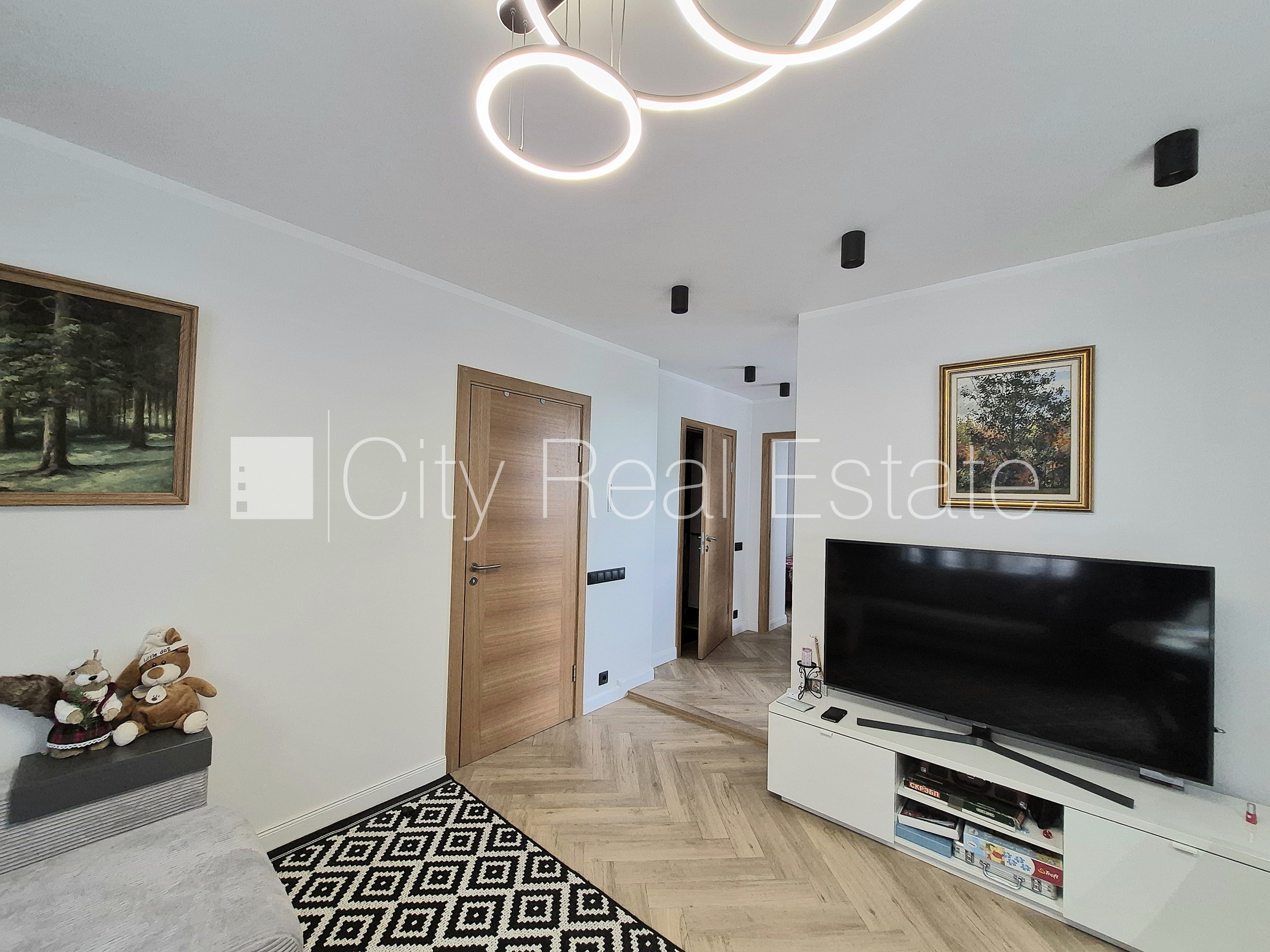 Sludinājumi. Pagalma ēka, vieta automašīnai, ieeja no pagalma, kāpņu telpa pēc kosmētiskā remonta, studio tipa, Cena: 130000 EUR Foto #5