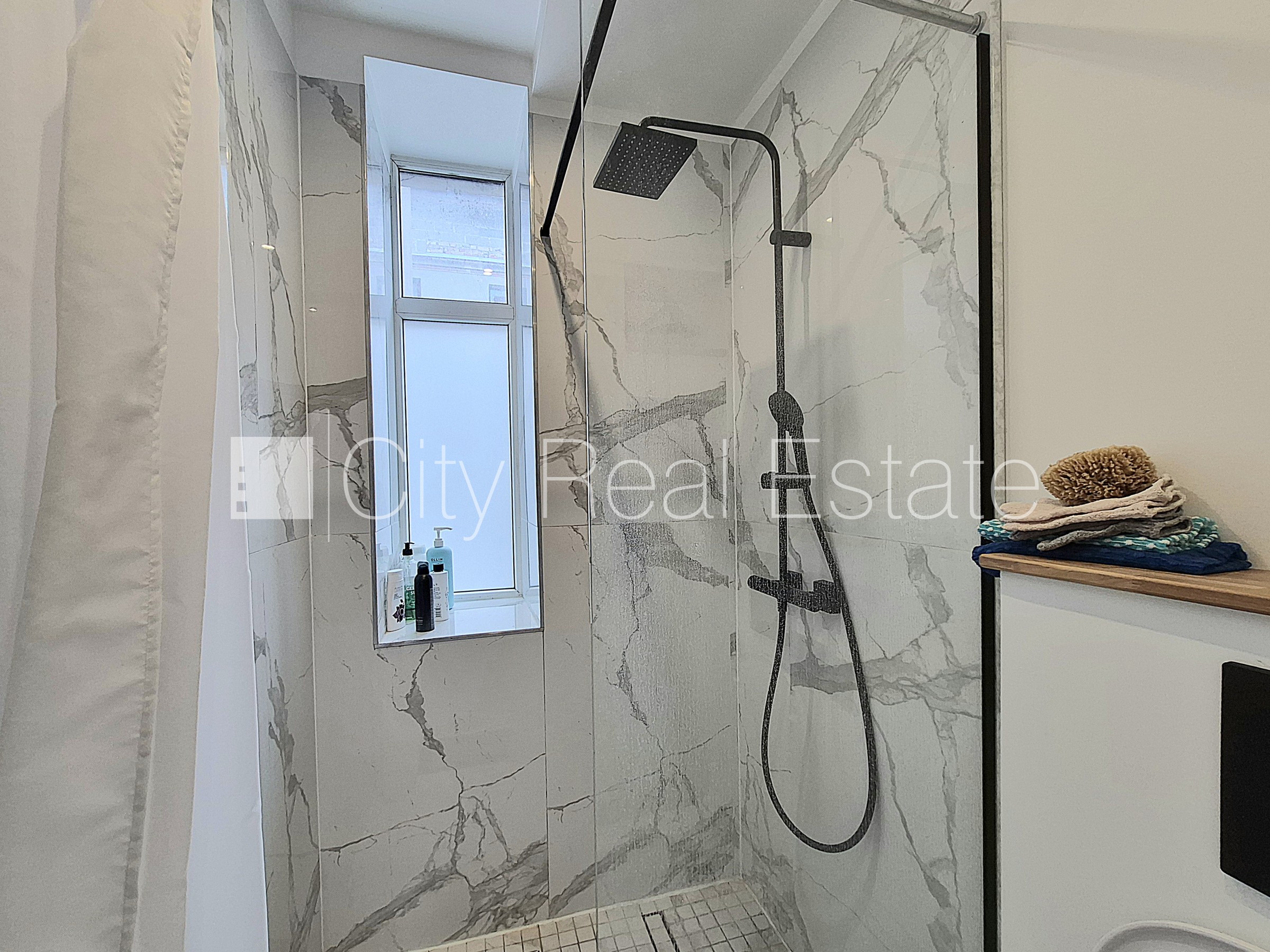 Sludinājumi. Pagalma ēka, vieta automašīnai, ieeja no pagalma, kāpņu telpa pēc kosmētiskā remonta, studio tipa, Cena: 130000 EUR Foto #17