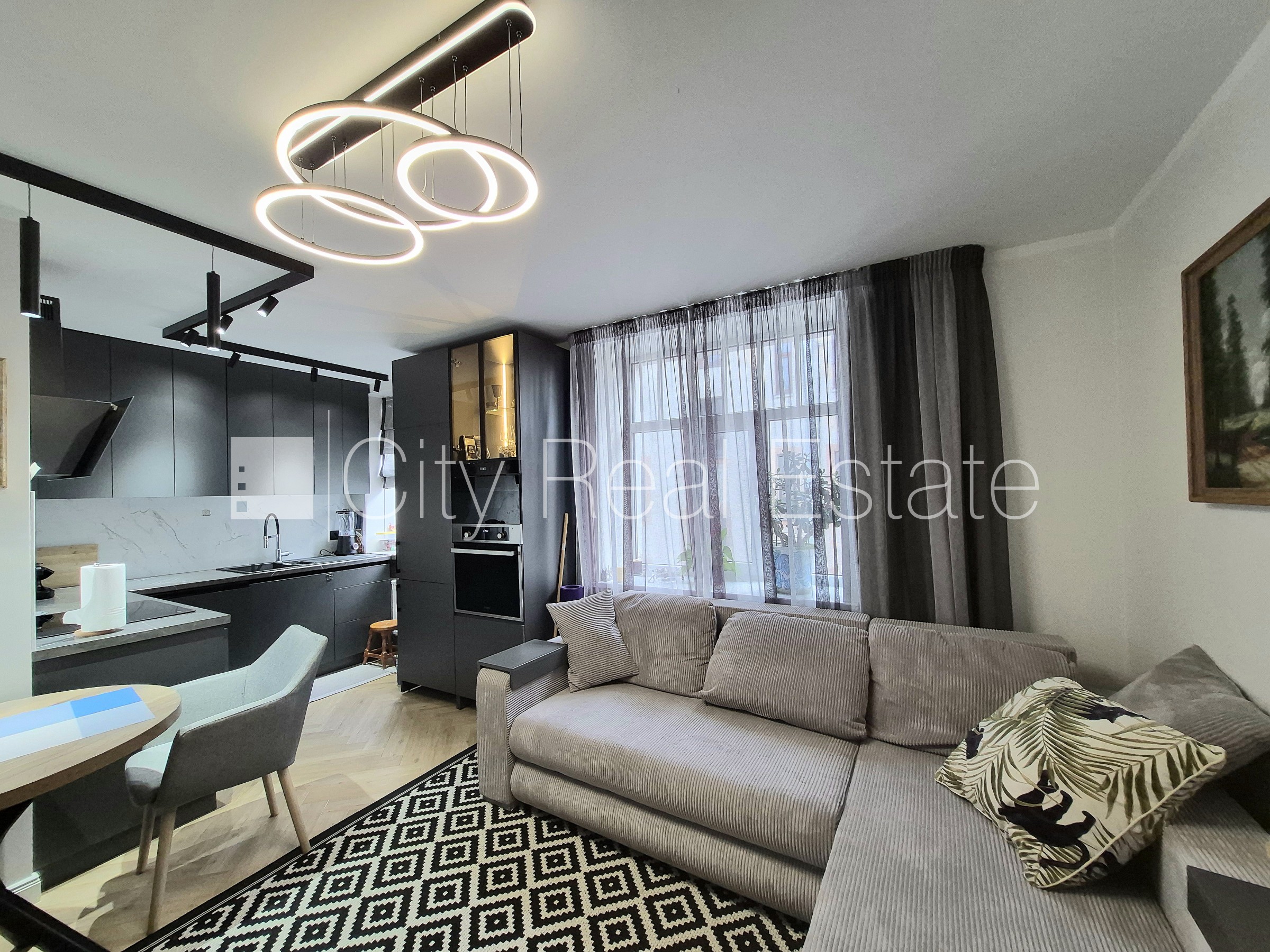 Sludinājumi. Pagalma ēka, vieta automašīnai, ieeja no pagalma, kāpņu telpa pēc kosmētiskā remonta, studio tipa, Cena: 130000 EUR Foto #1