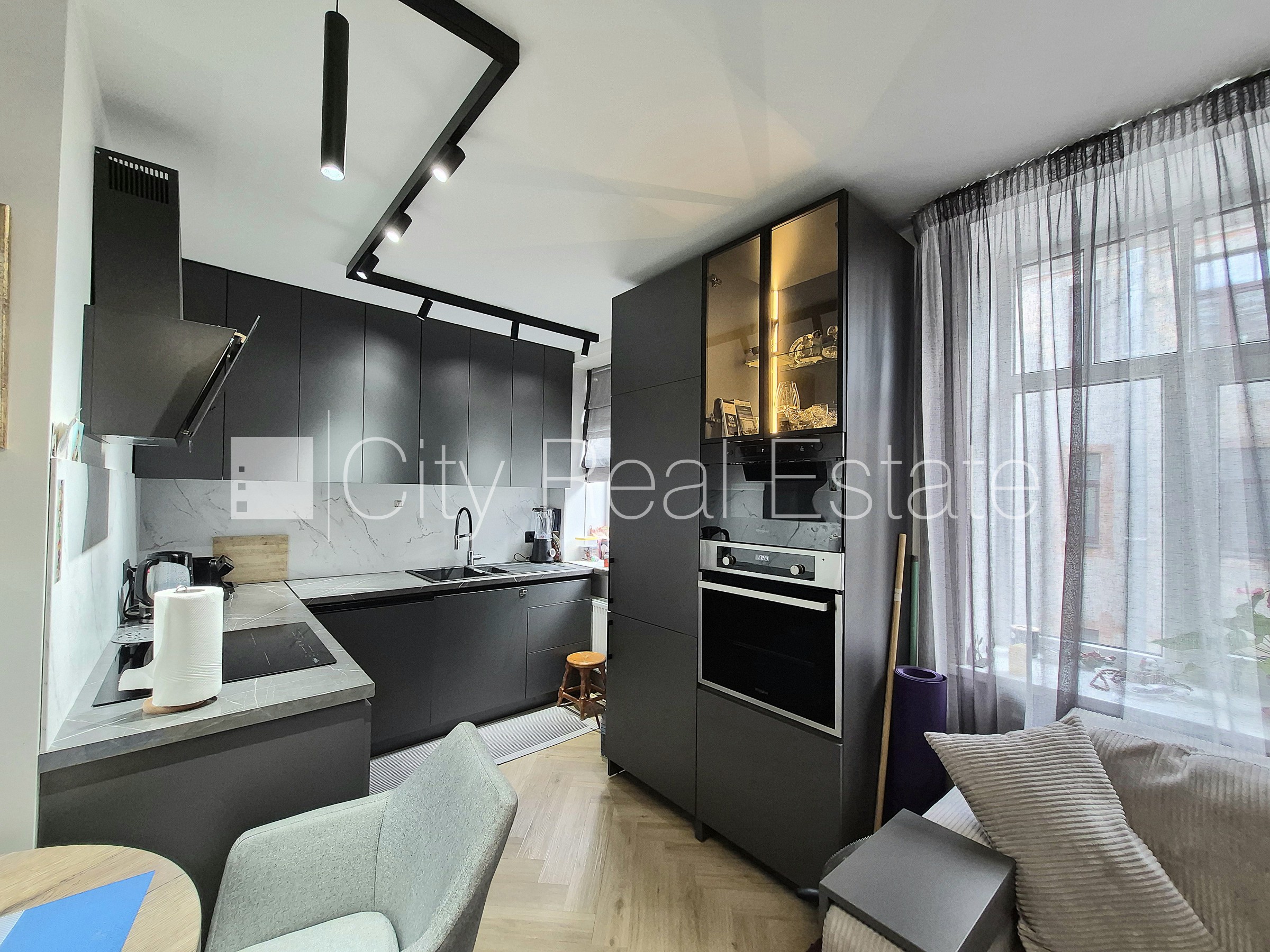 Sludinājumi. Pagalma ēka, vieta automašīnai, ieeja no pagalma, kāpņu telpa pēc kosmētiskā remonta, studio tipa, Cena: 130000 EUR Foto #2