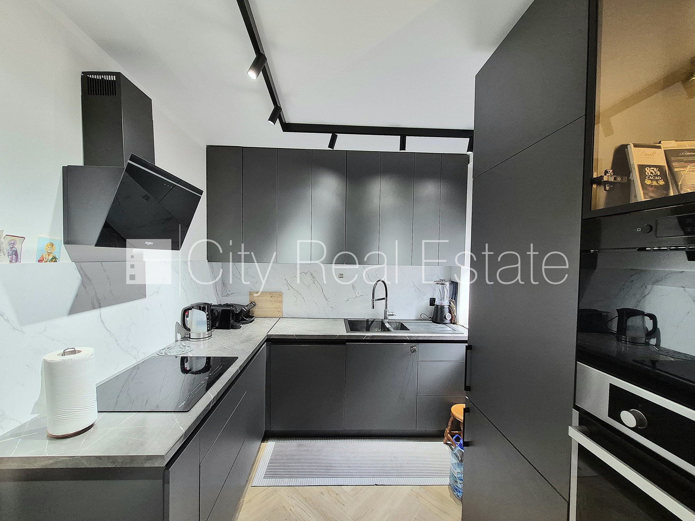 Sludinājumi. Pagalma ēka, vieta automašīnai, ieeja no pagalma, kāpņu telpa pēc kosmētiskā remonta, studio tipa, Cena: 130000 EUR Foto #3