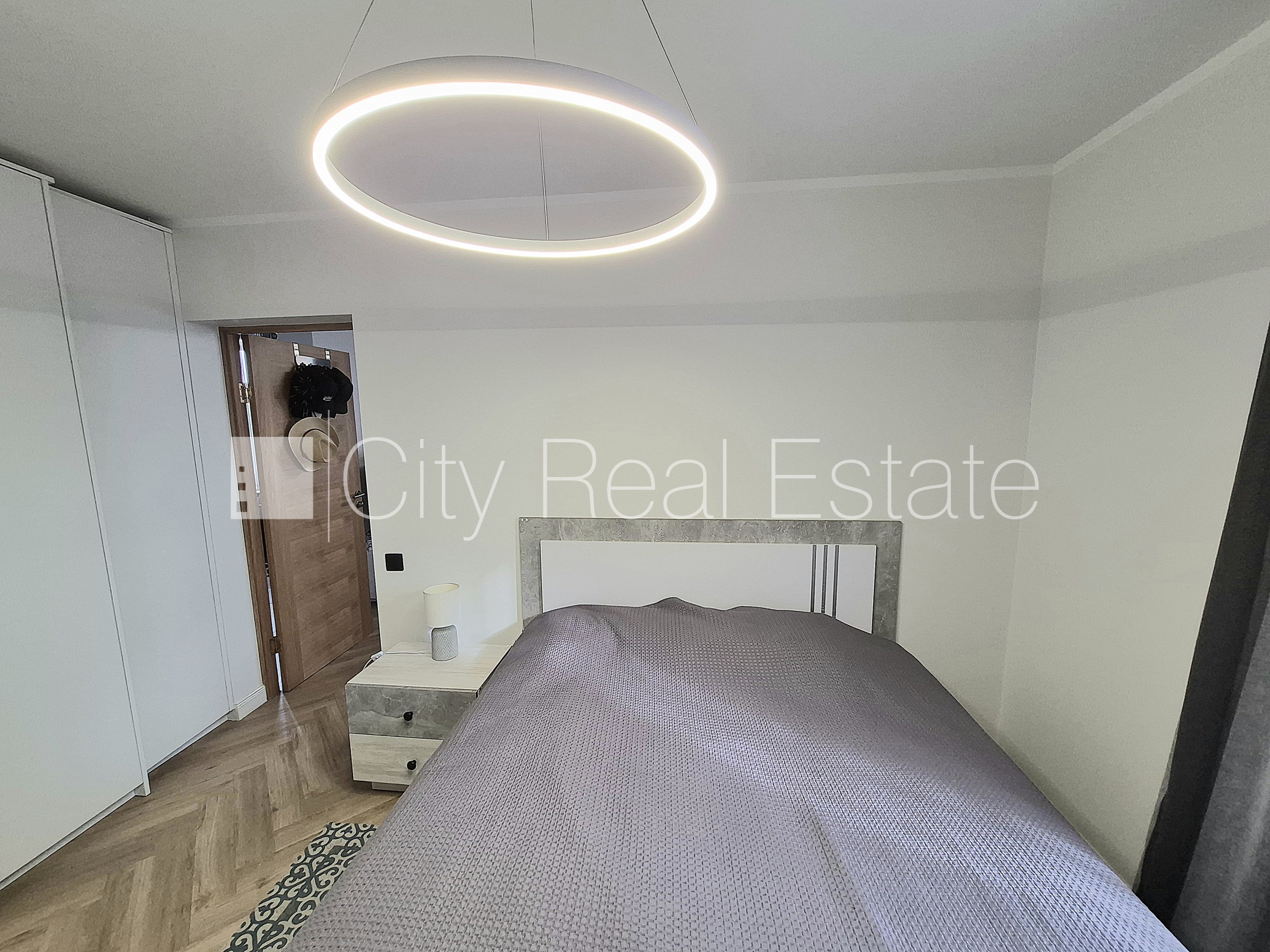 Sludinājumi. Pagalma ēka, vieta automašīnai, ieeja no pagalma, kāpņu telpa pēc kosmētiskā remonta, studio tipa, Cena: 130000 EUR Foto #10