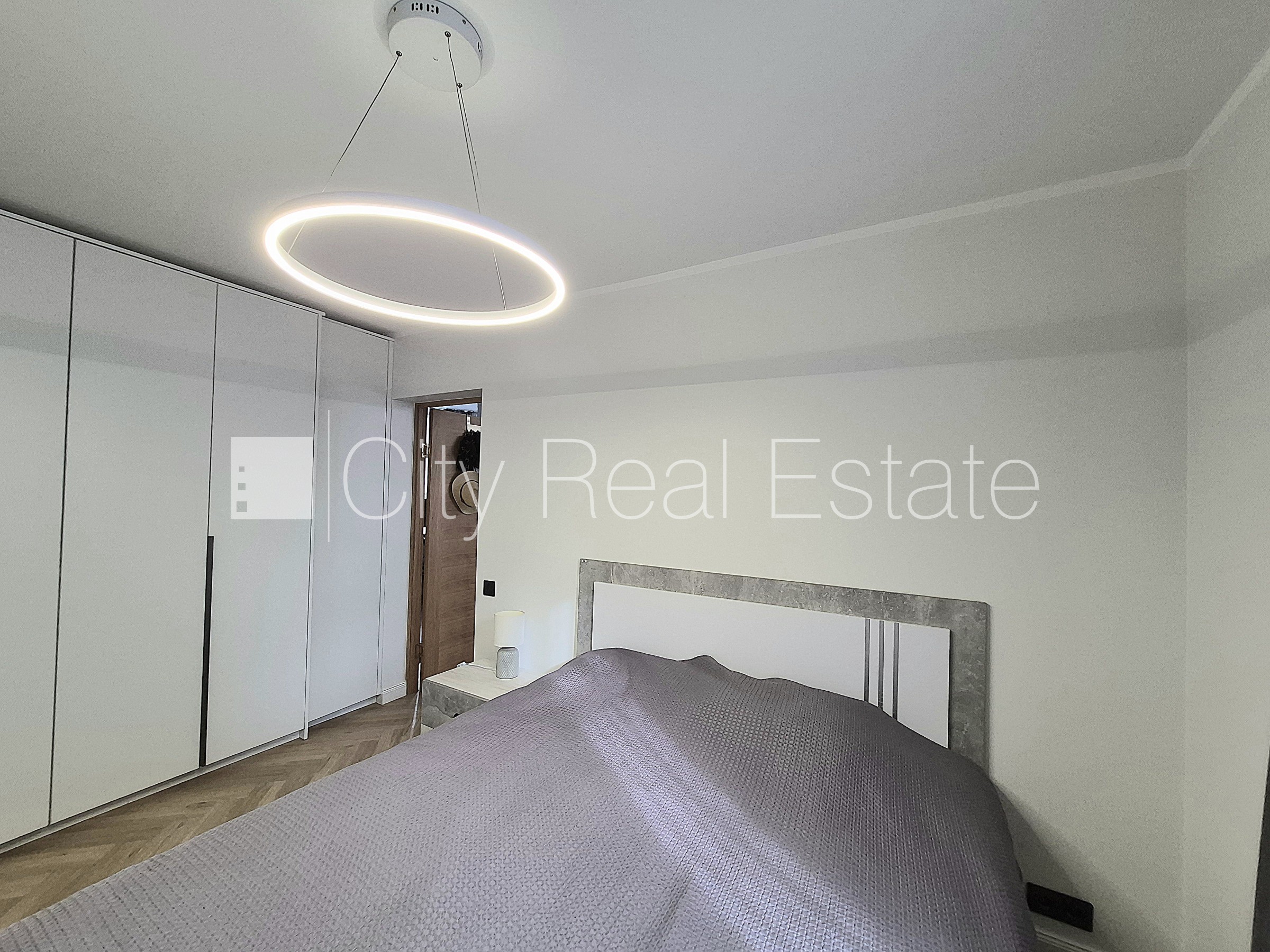 Sludinājumi. Pagalma ēka, vieta automašīnai, ieeja no pagalma, kāpņu telpa pēc kosmētiskā remonta, studio tipa, Cena: 130000 EUR Foto #11