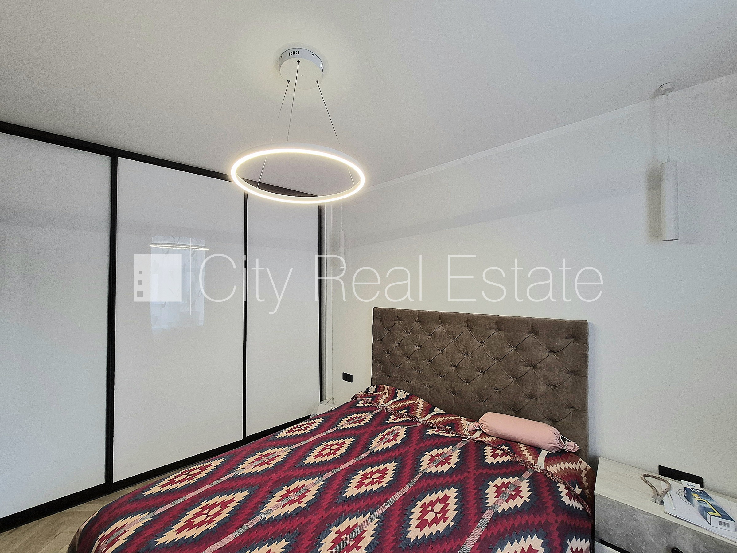 Sludinājumi. Pagalma ēka, vieta automašīnai, ieeja no pagalma, kāpņu telpa pēc kosmētiskā remonta, studio tipa, Cena: 130000 EUR Foto #14