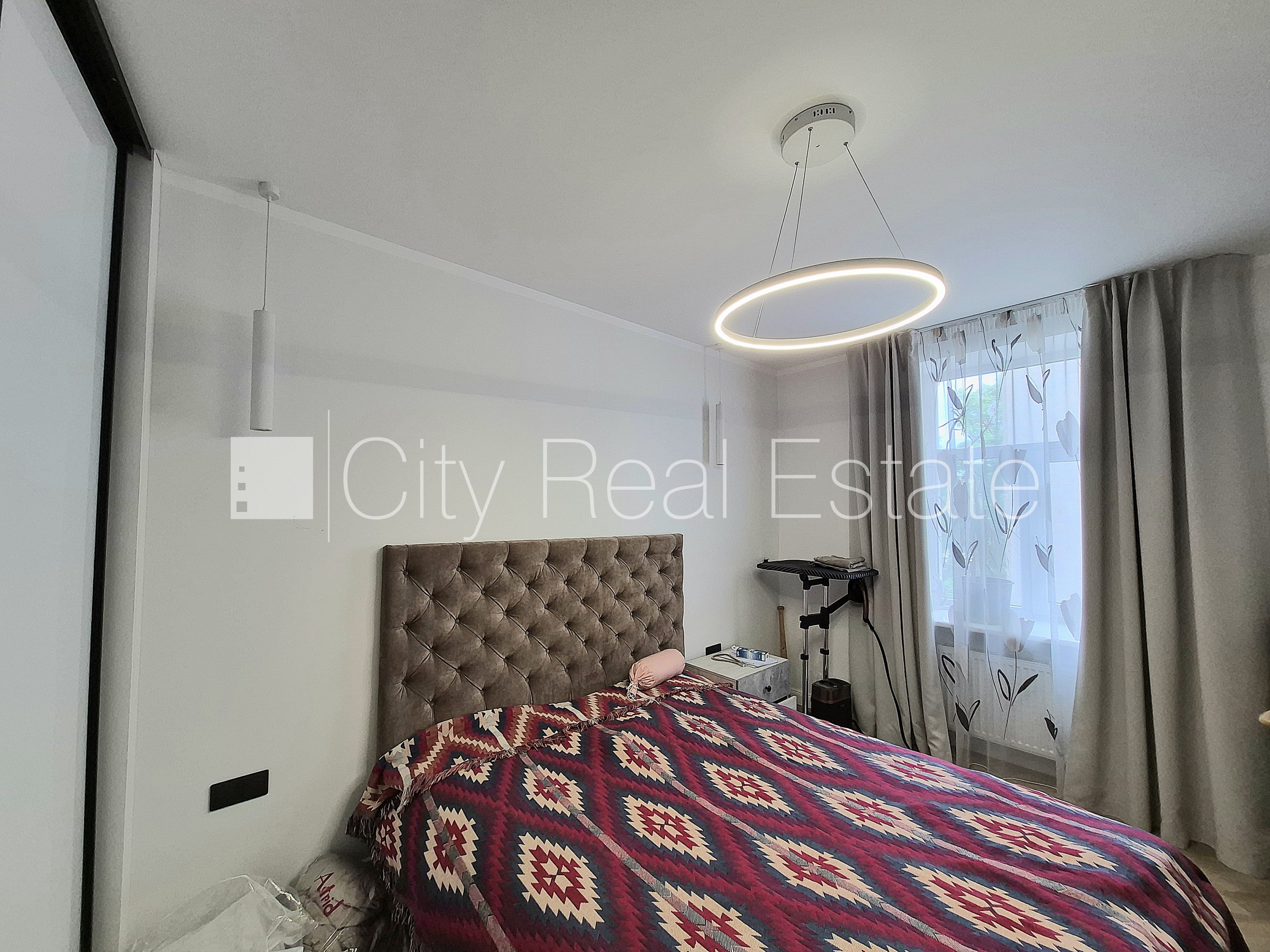 Sludinājumi. Pagalma ēka, vieta automašīnai, ieeja no pagalma, kāpņu telpa pēc kosmētiskā remonta, studio tipa, Cena: 130000 EUR Foto #15