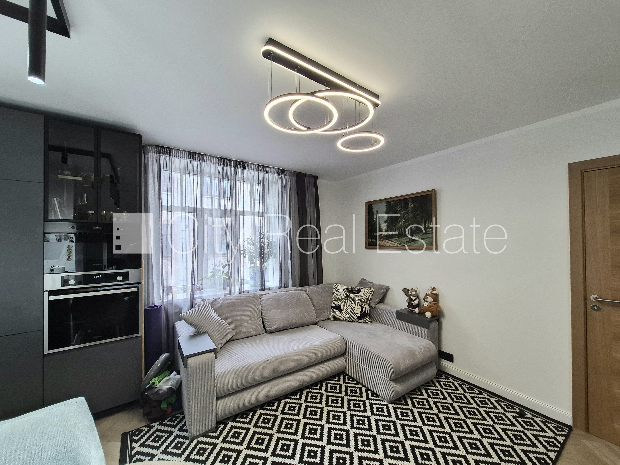 Sludinājumi. Pagalma ēka, vieta automašīnai, ieeja no pagalma, kāpņu telpa pēc kosmētiskā remonta, studio tipa, Cena: 130000 EUR Foto #4