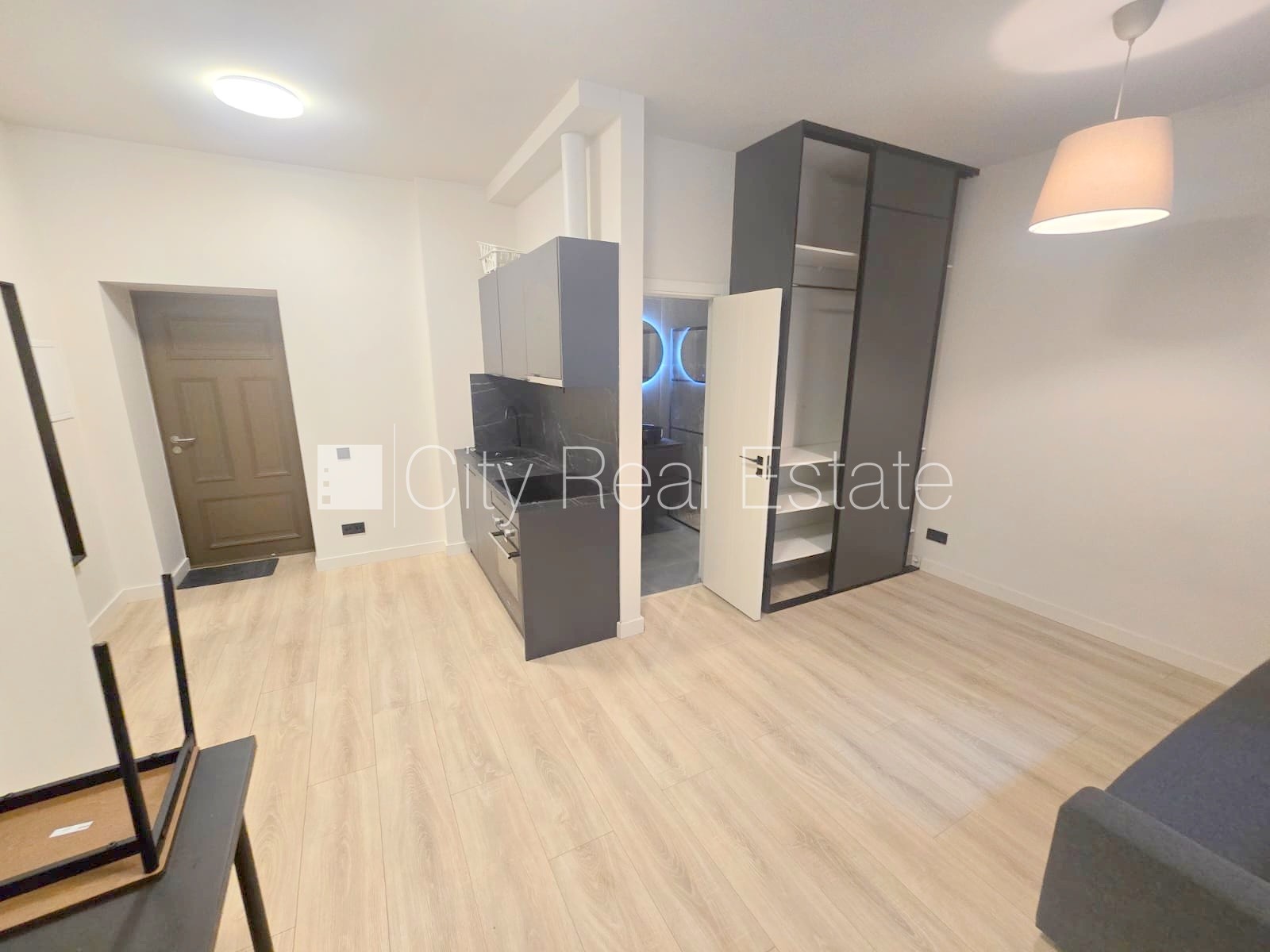 Sludinājumi. Pagalma ēka, fasādes māja, renovēta māja, slēgta teritorija, ieeja no ielas un pagalma, ir lifts, Cena: 420 EUR/mēn Foto #3
