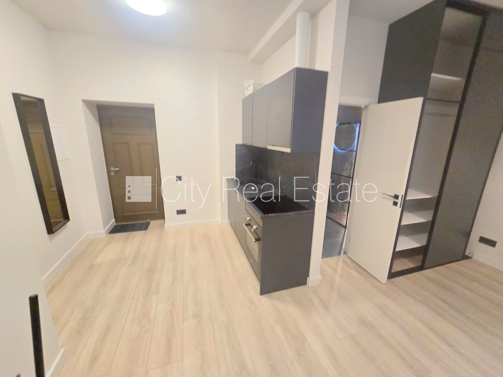 Sludinājumi. Pagalma ēka, fasādes māja, renovēta māja, slēgta teritorija, ieeja no ielas un pagalma, ir lifts, Cena: 420 EUR/mēn Foto #2