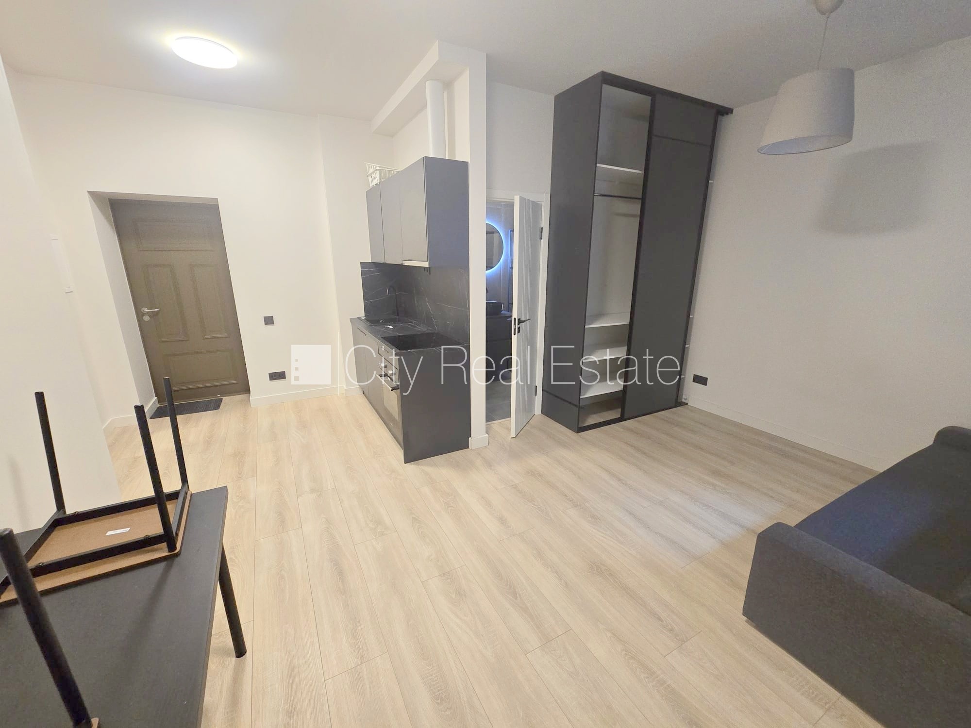 Sludinājumi. Pagalma ēka, fasādes māja, renovēta māja, slēgta teritorija, ieeja no ielas un pagalma, ir lifts, Cena: 420 EUR/mēn Foto #1