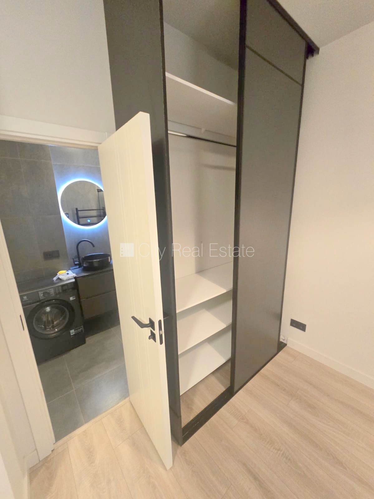 Sludinājumi. Pagalma ēka, fasādes māja, renovēta māja, slēgta teritorija, ieeja no ielas un pagalma, ir lifts, Cena: 420 EUR/mēn Foto #12