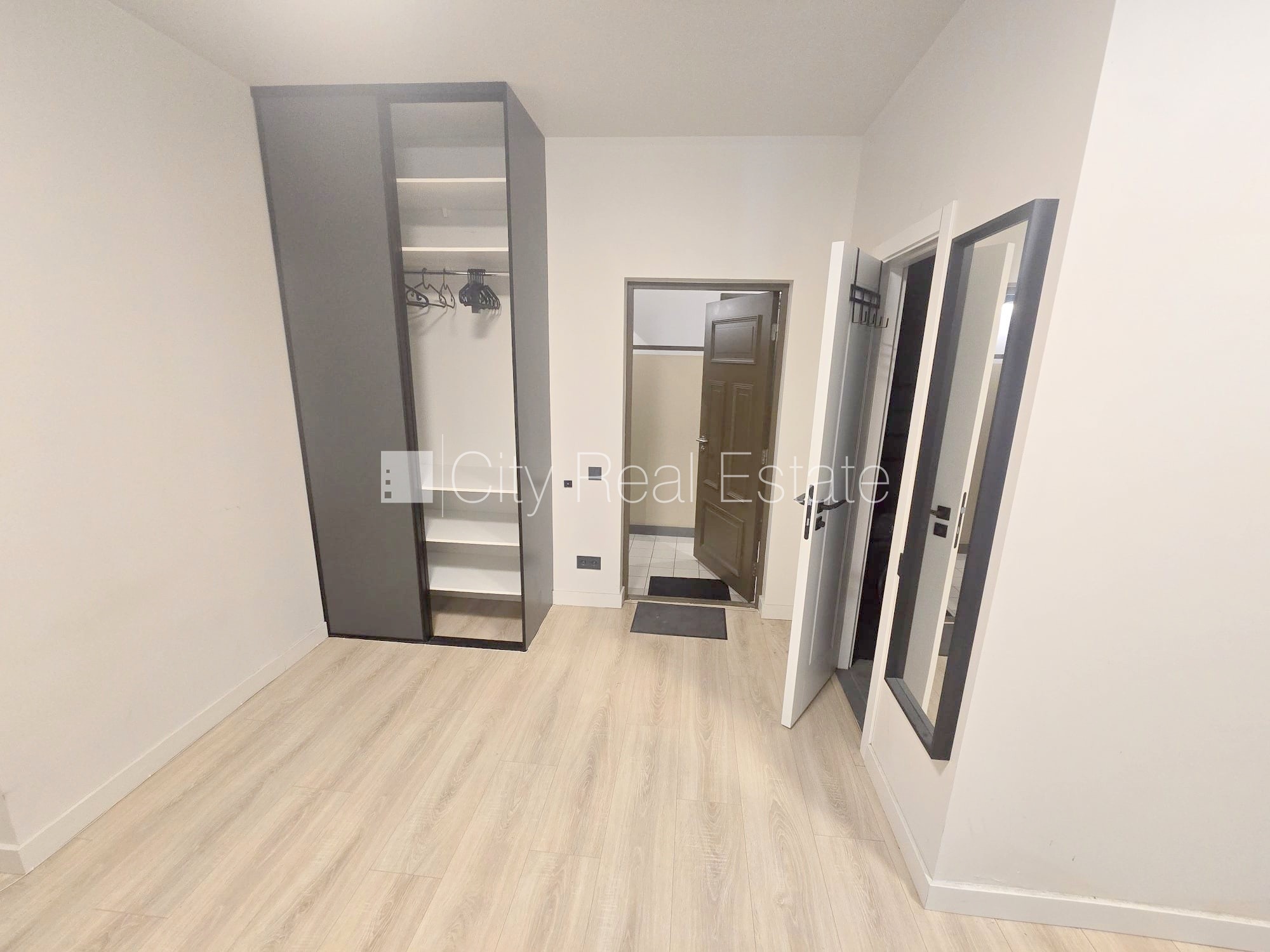 Sludinājumi. Pagalma ēka, fasādes māja, slēgts pagalms, ieeja no ielas, ir lifts, kāpņu telpa pēc kapitālā Cena: 350 EUR/mēn Foto #8