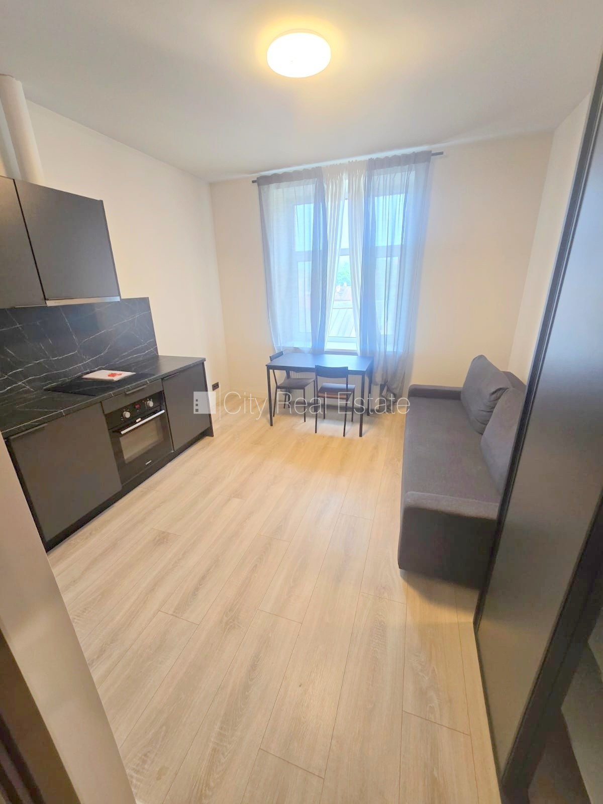 Sludinājumi. Pagalma ēka, fasādes māja, slēgts pagalms, ieeja no ielas, ir lifts, kāpņu telpa pēc kapitālā Cena: 350 EUR/mēn Foto #9