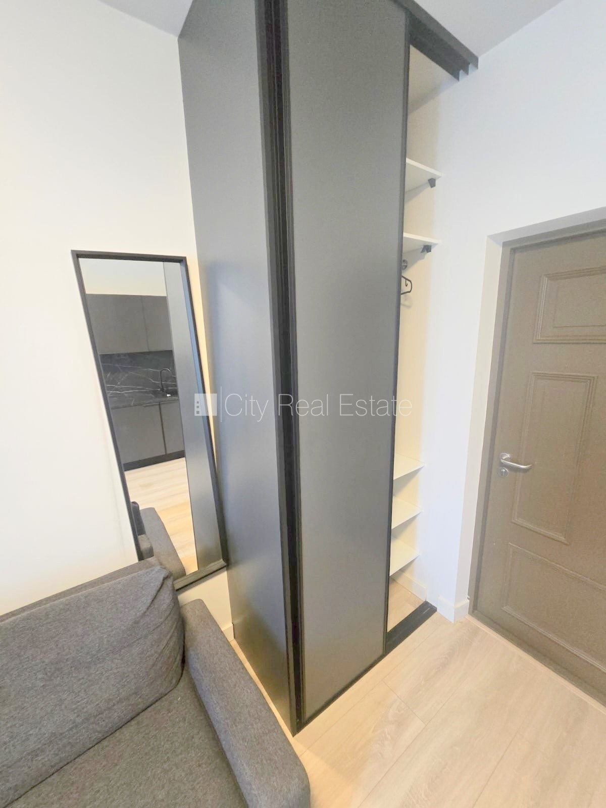 Sludinājumi. Pagalma ēka, fasādes māja, slēgts pagalms, ieeja no ielas, ir lifts, kāpņu telpa pēc kapitālā Cena: 350 EUR/mēn Foto #10
