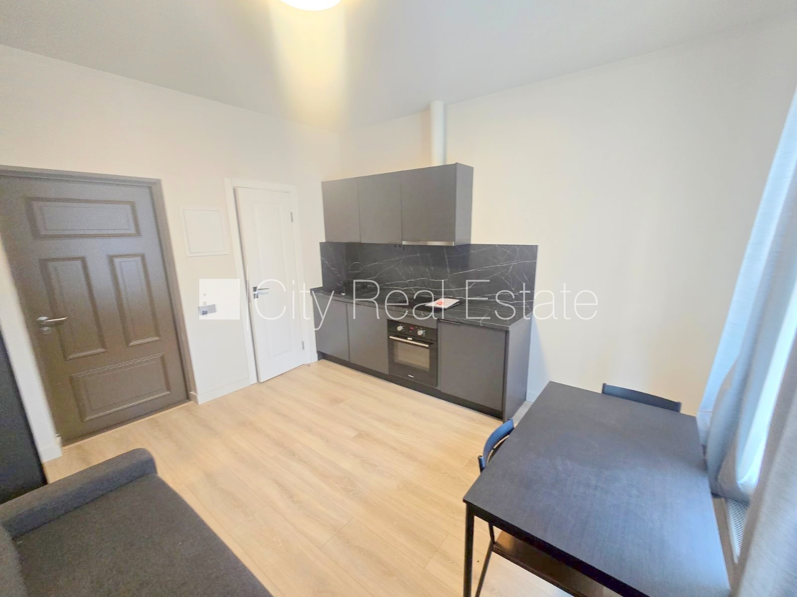 Sludinājumi. Pagalma ēka, fasādes māja, slēgts pagalms, ieeja no ielas, ir lifts, kāpņu telpa pēc kapitālā Cena: 350 EUR/mēn Foto #2